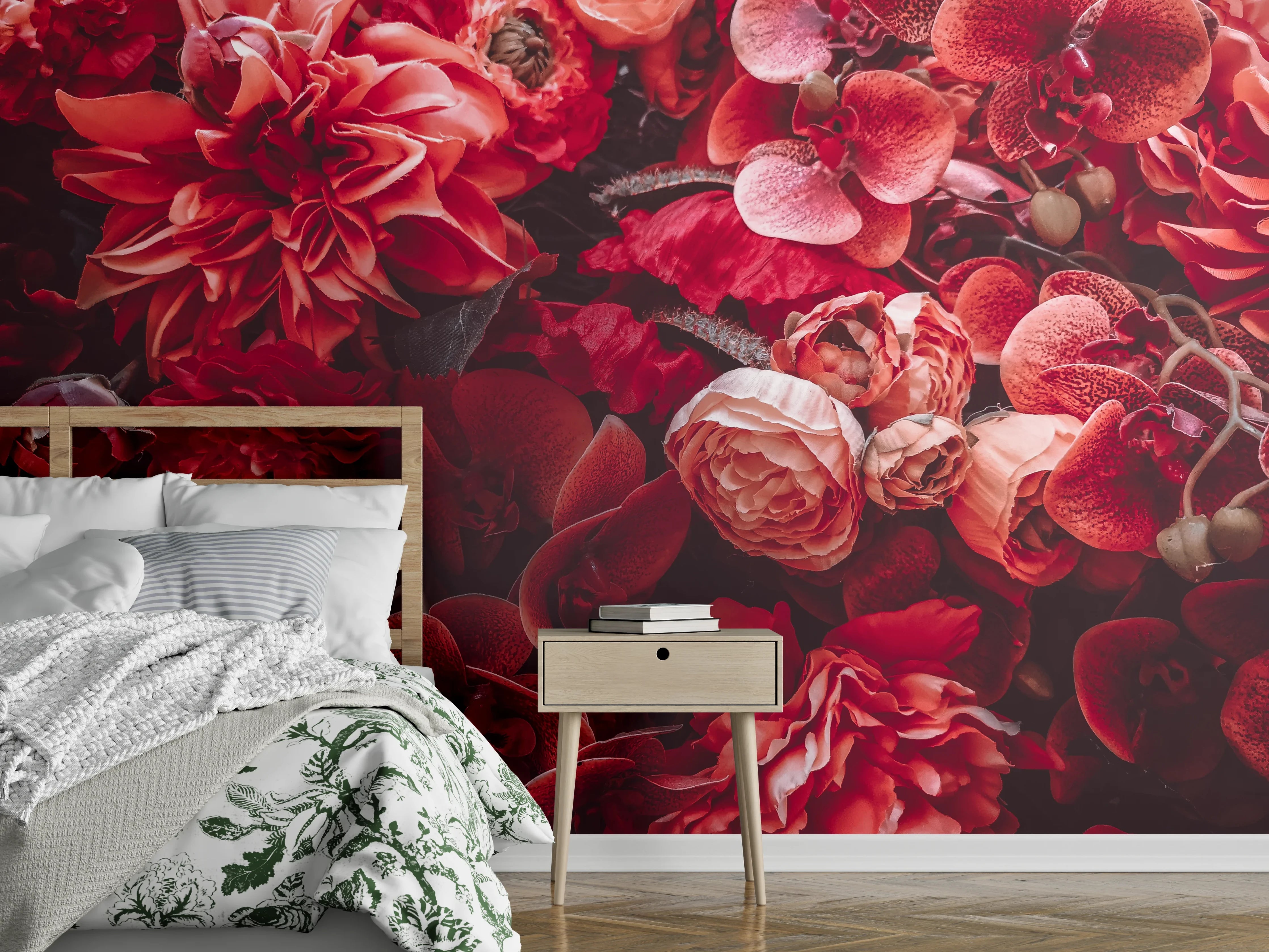 Wandverkleidung Schlafzimmer - Rote Blumenpracht in warmem Licht