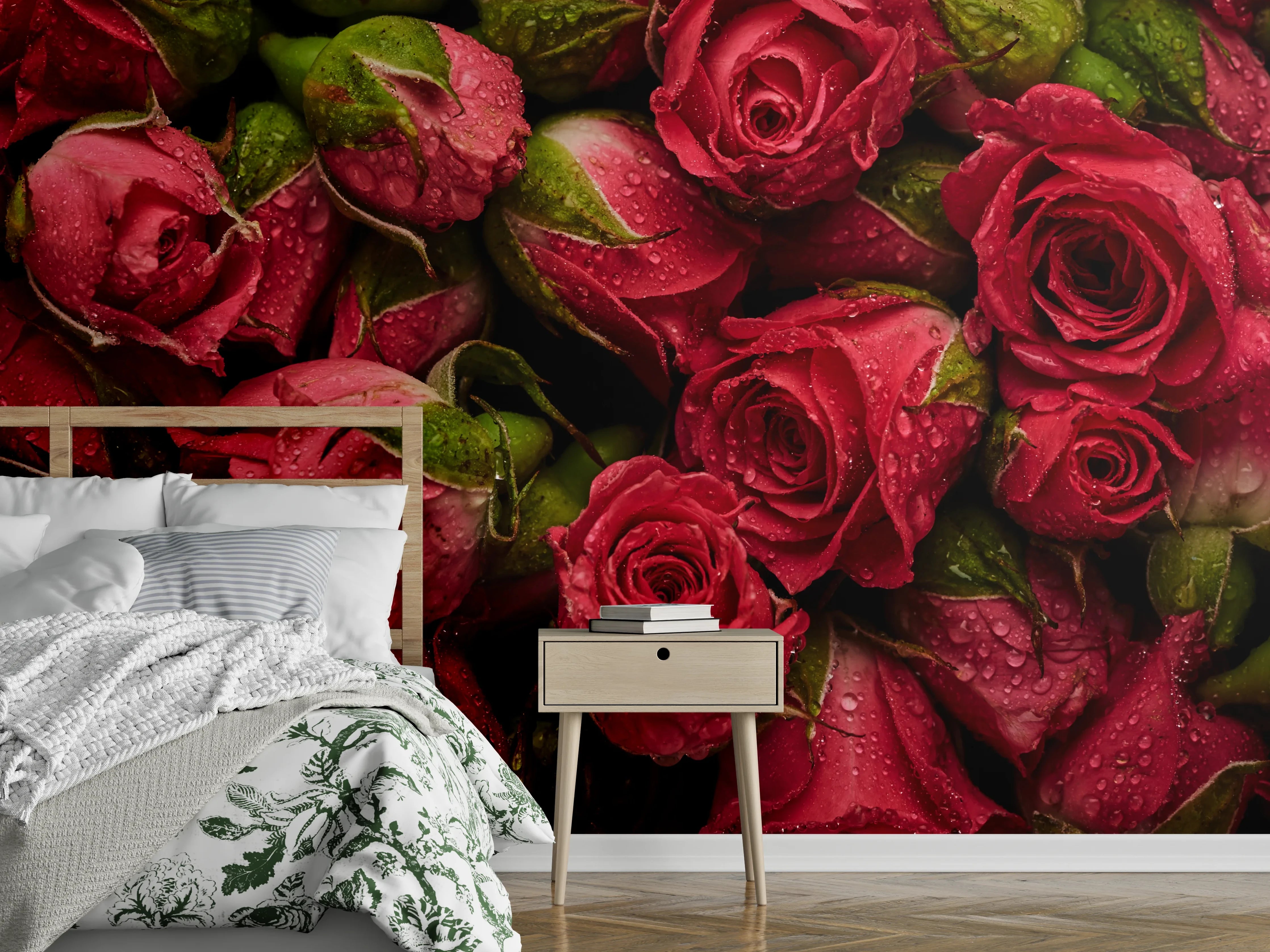 Wandverkleidung Schlafzimmer - Rote Rosen mit Tautropfen Details