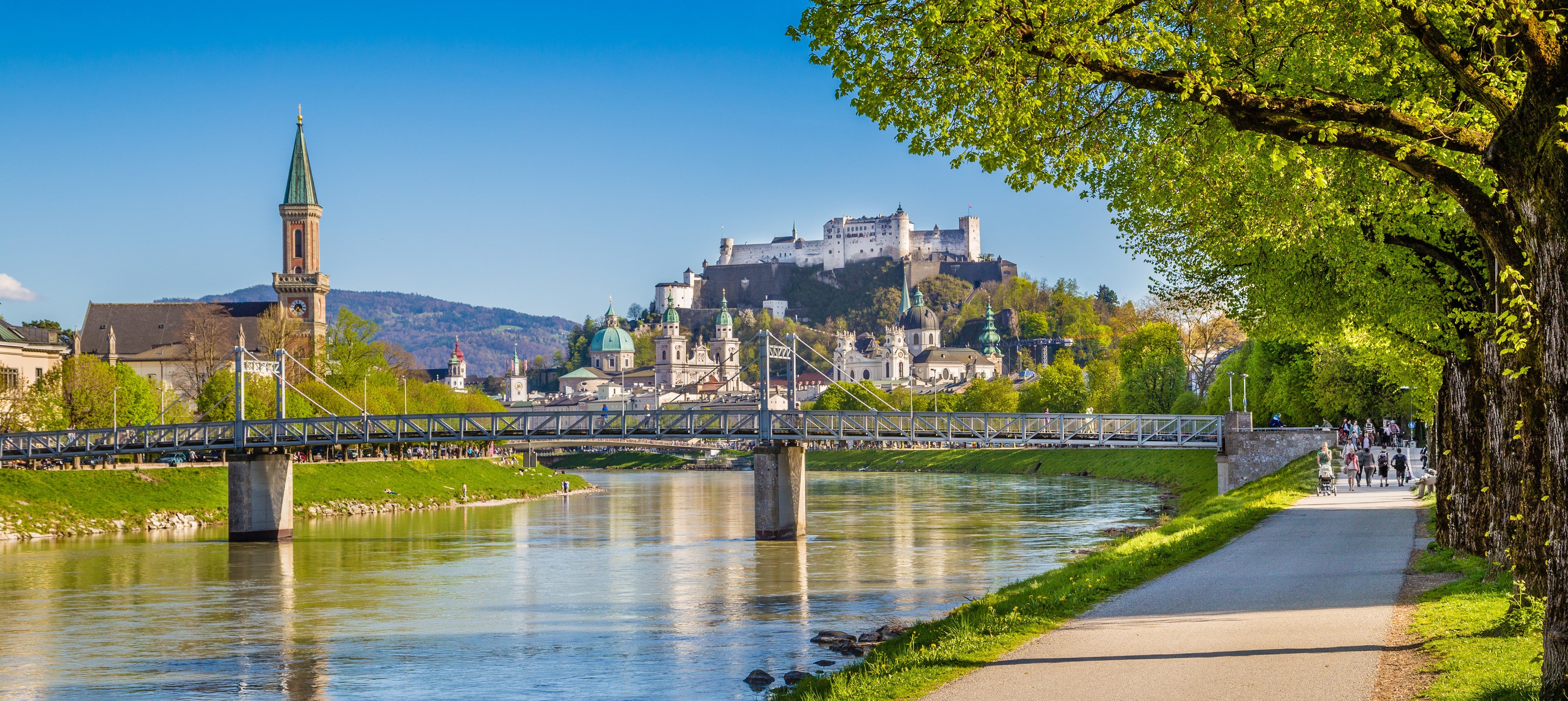 Wandverkleidung Schlafzimmer-Salzburg Panorama mit Burg im Frühling