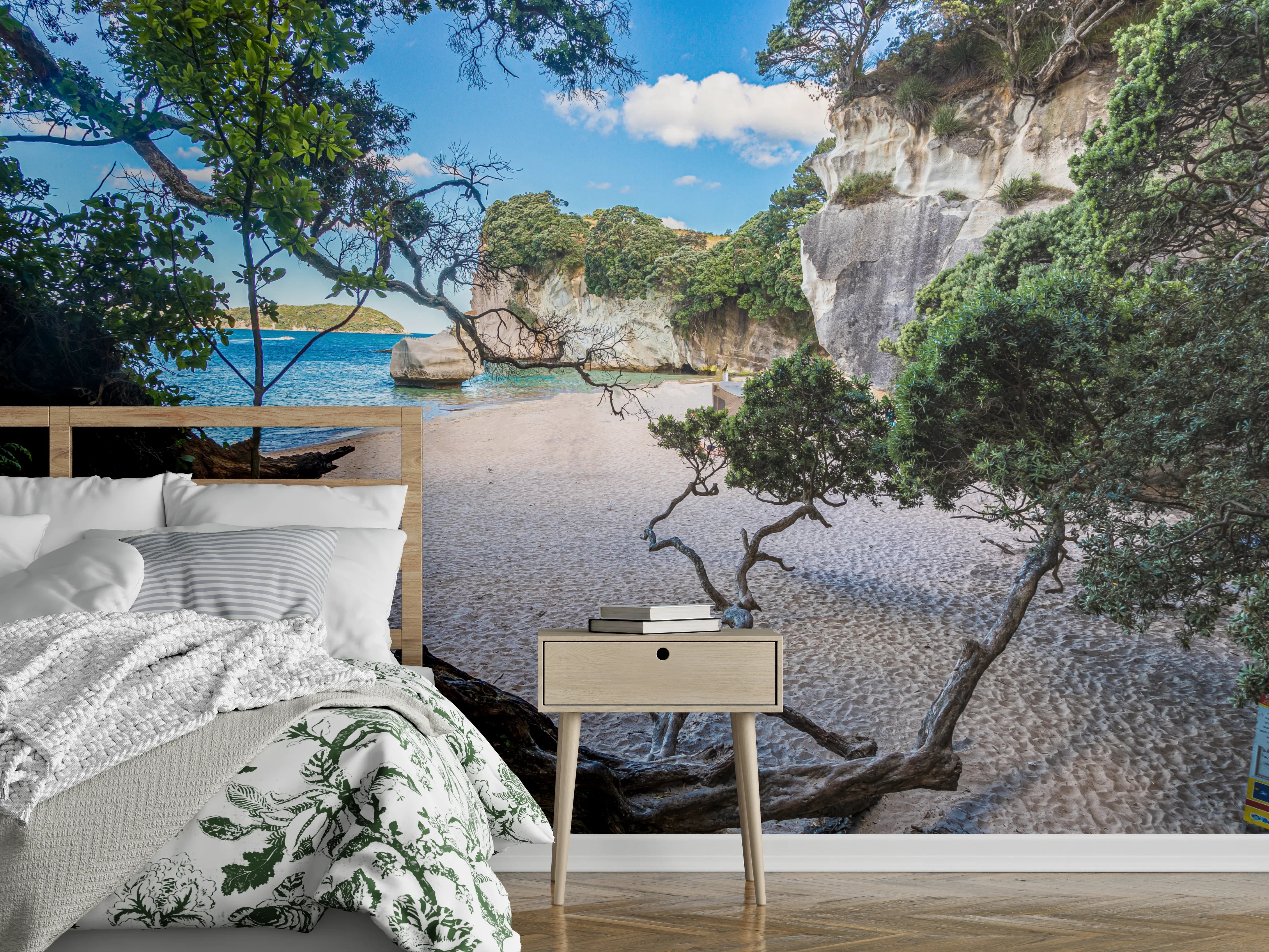 Wandverkleidung Schlafzimmer - Sandstrand Bucht mit Felsen und Bäumen