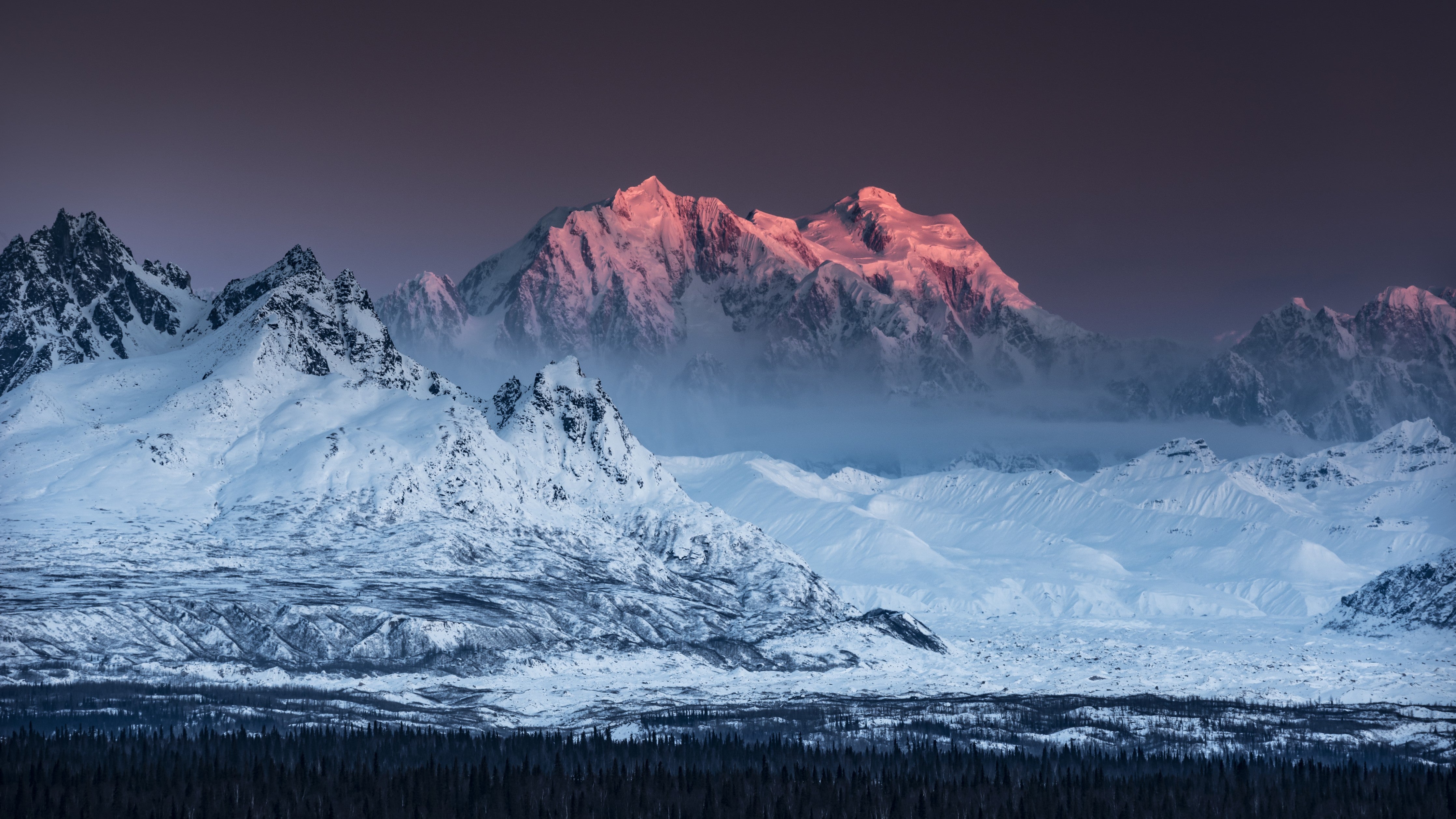 Wandverkleidung Schlafzimmer-Schneebedeckte Berglandschaft im Sonnenaufgang