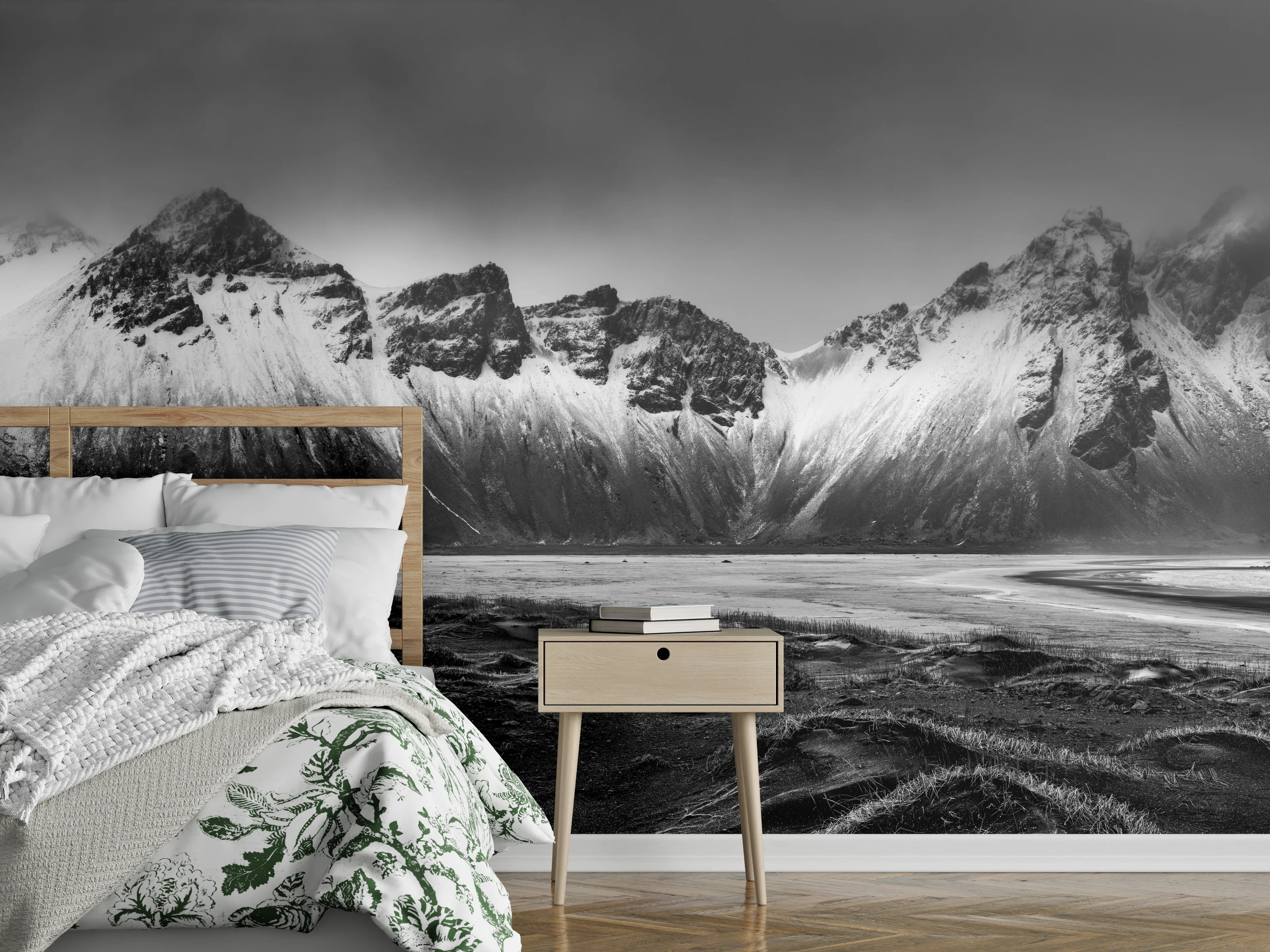 Wandverkleidung Schlafzimmer - Schwarz-Weiß Panoramablick auf beeindruckende Berge