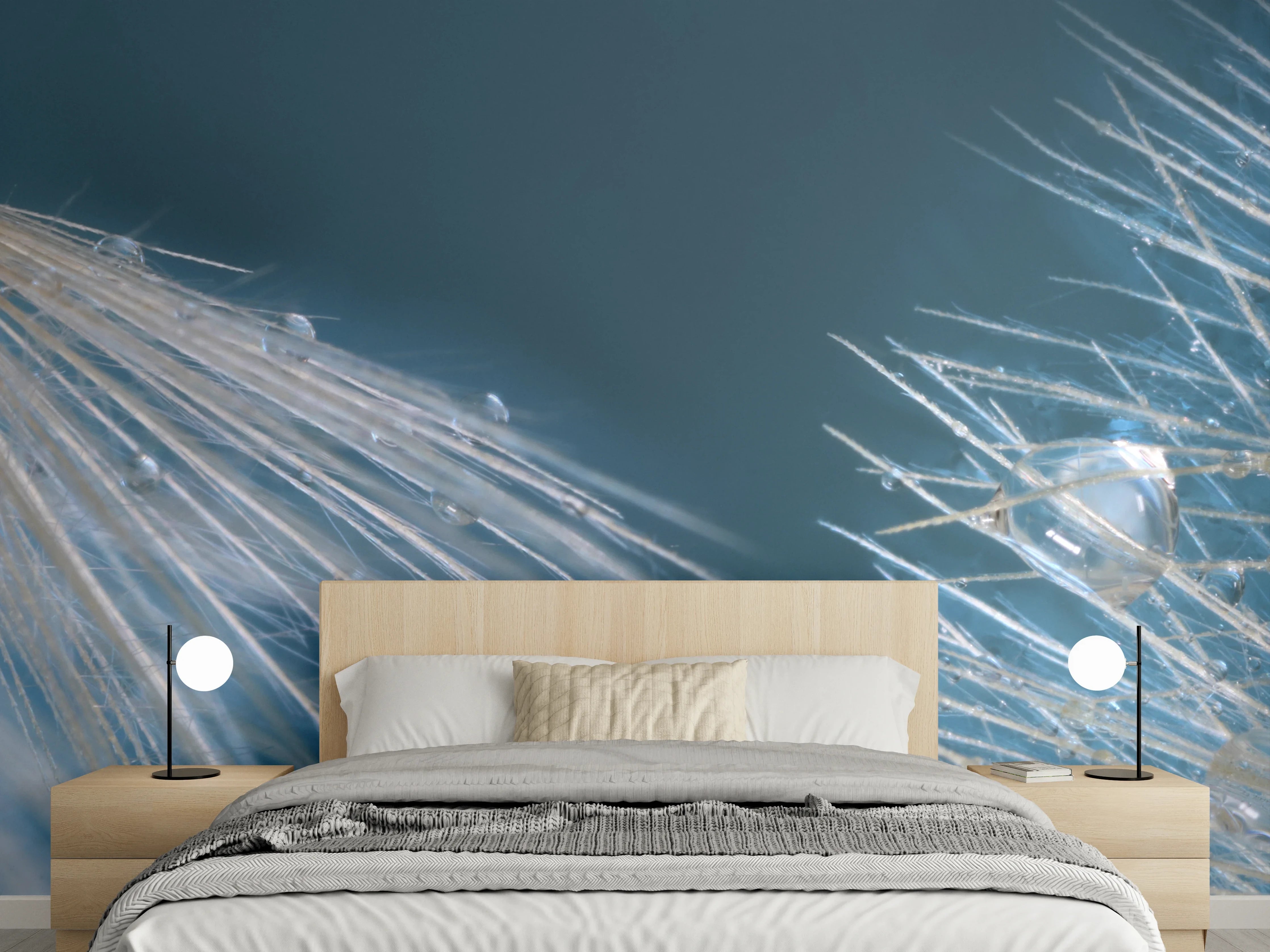 Wandverkleidung Schlafzimmer - Silberne Tautropfen auf weißer Pusteblume
