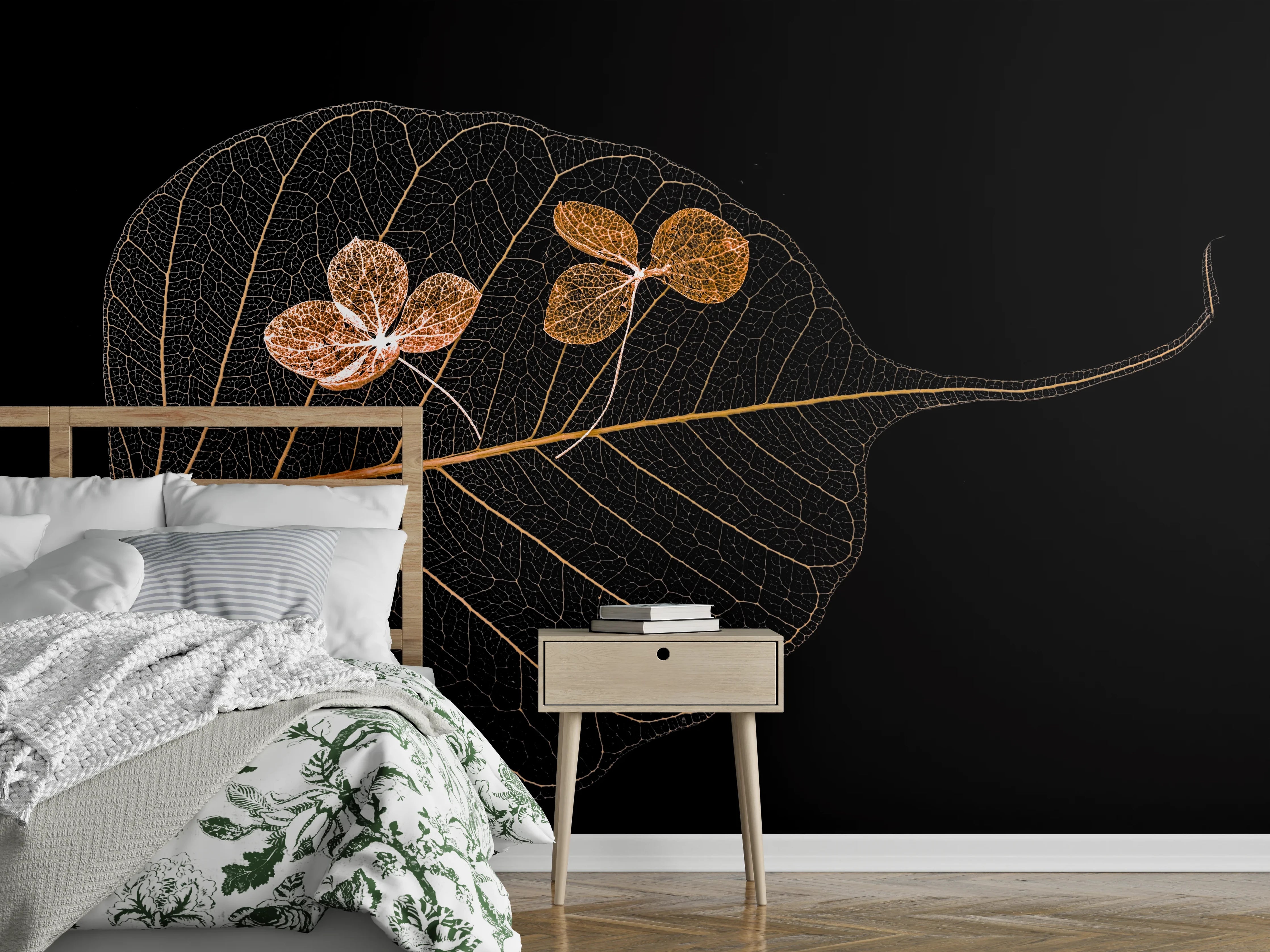 Wandverkleidung Schlafzimmer - Skelettblatt mit Blüte auf Schwarz