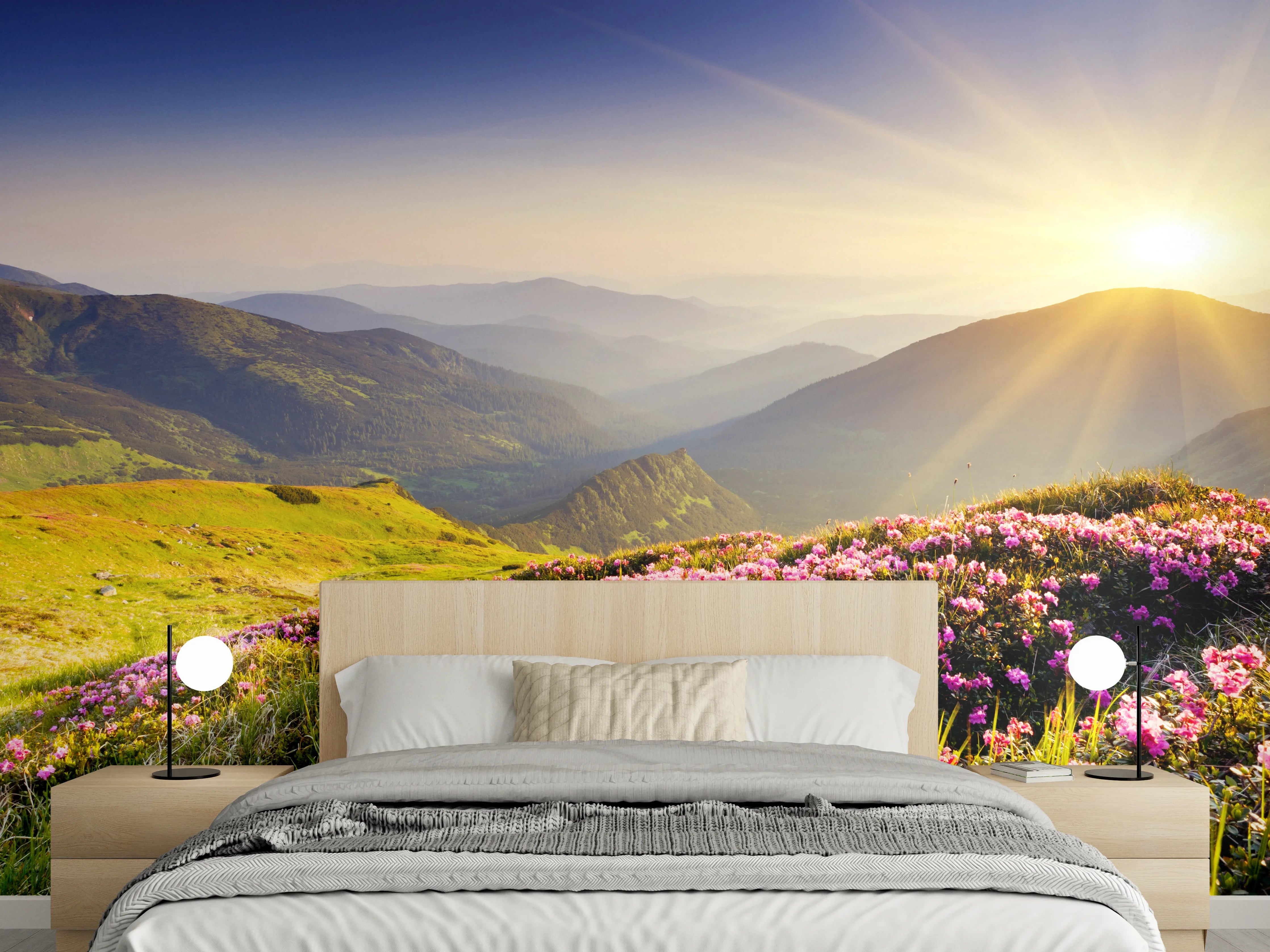Wandverkleidung Schlafzimmer - Sonnenaufgang Berge mit Blumenwiese