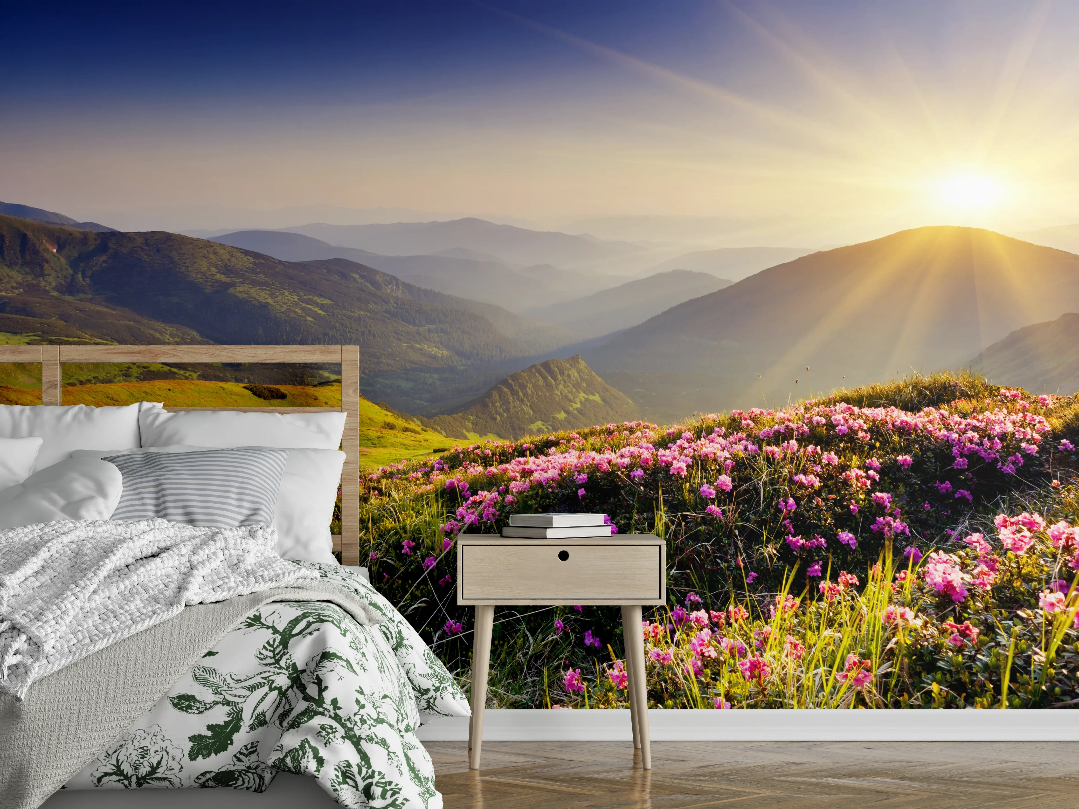Wandverkleidung Schlafzimmer - Sonnenaufgang Berge mit Blumenwiese