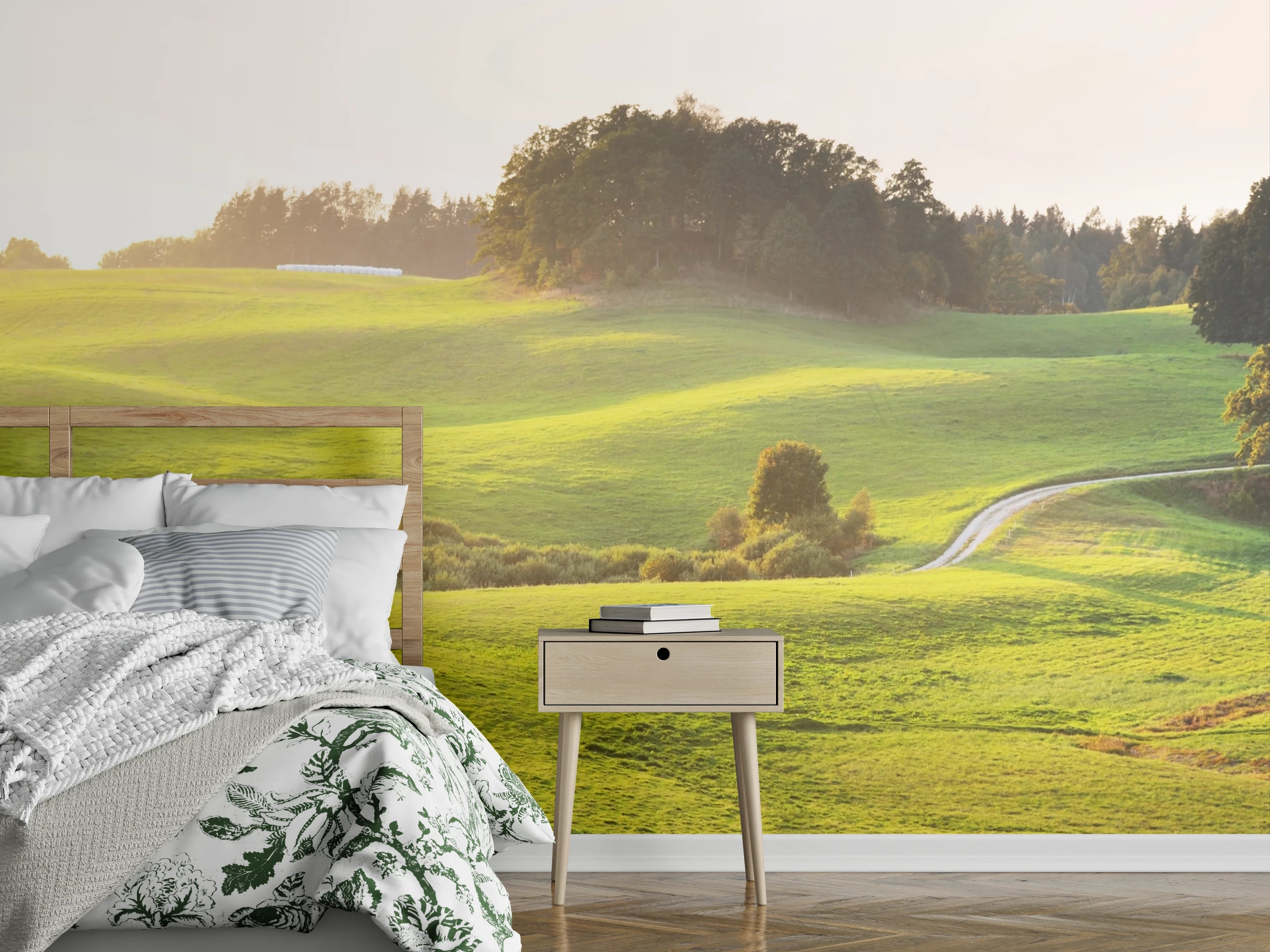 Wandverkleidung Schlafzimmer - Sonnenbeschienene grüne Hügellandschaft mit Bäumen