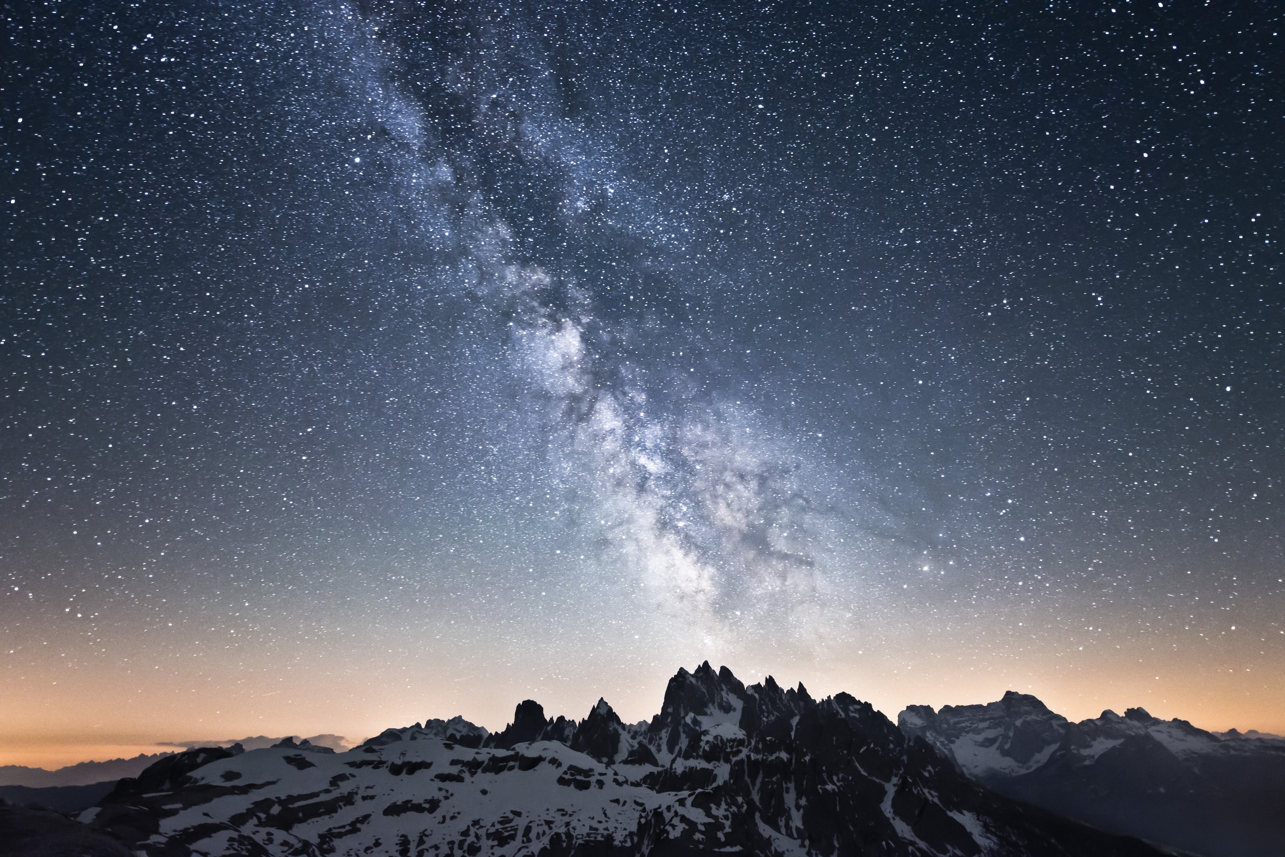 Wandverkleidung Schlafzimmer-Sternenhimmel über Bergrücken Panorama