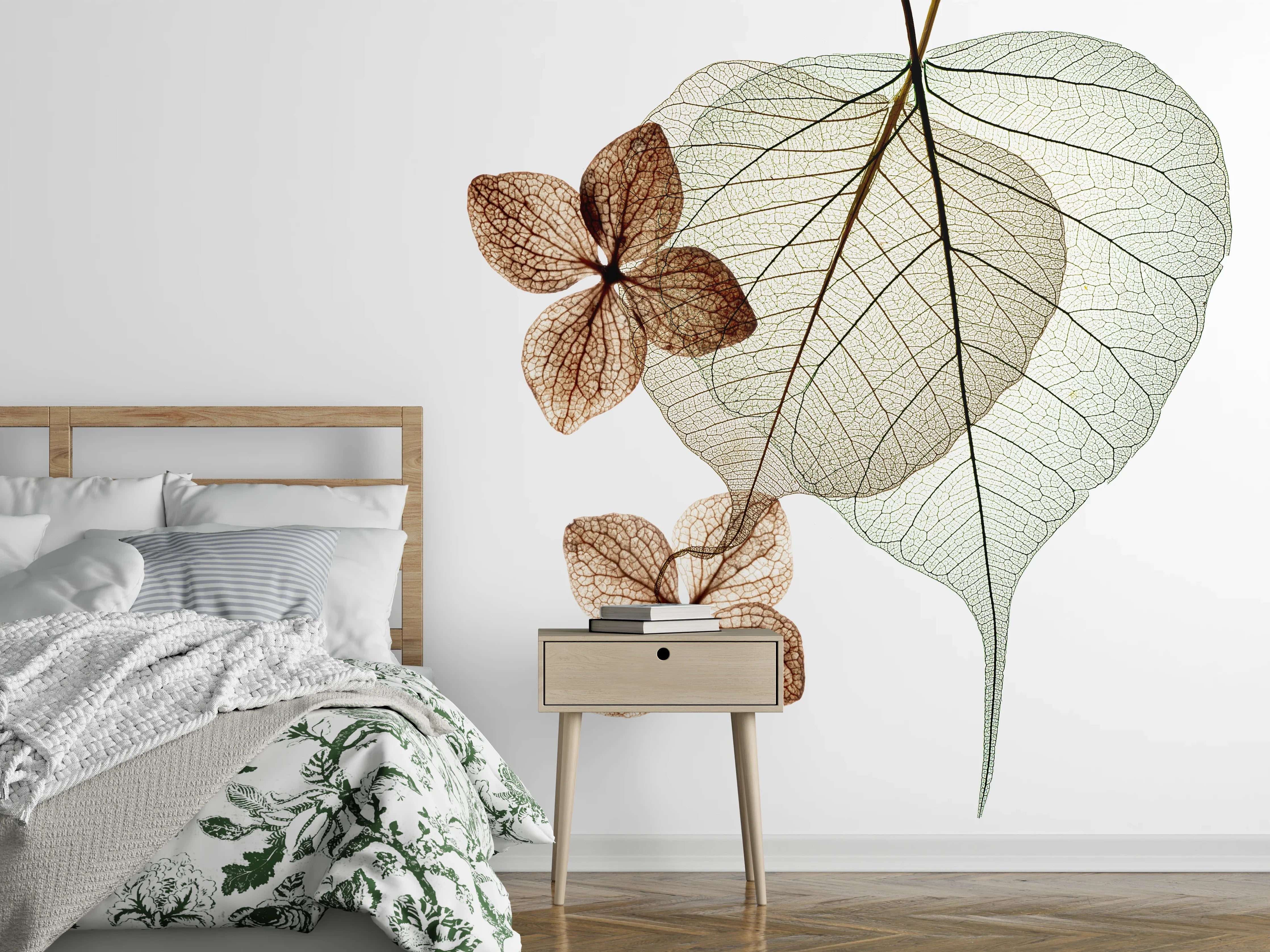 Wandverkleidung Schlafzimmer - Transparente Blätter und Blüten auf Weiß