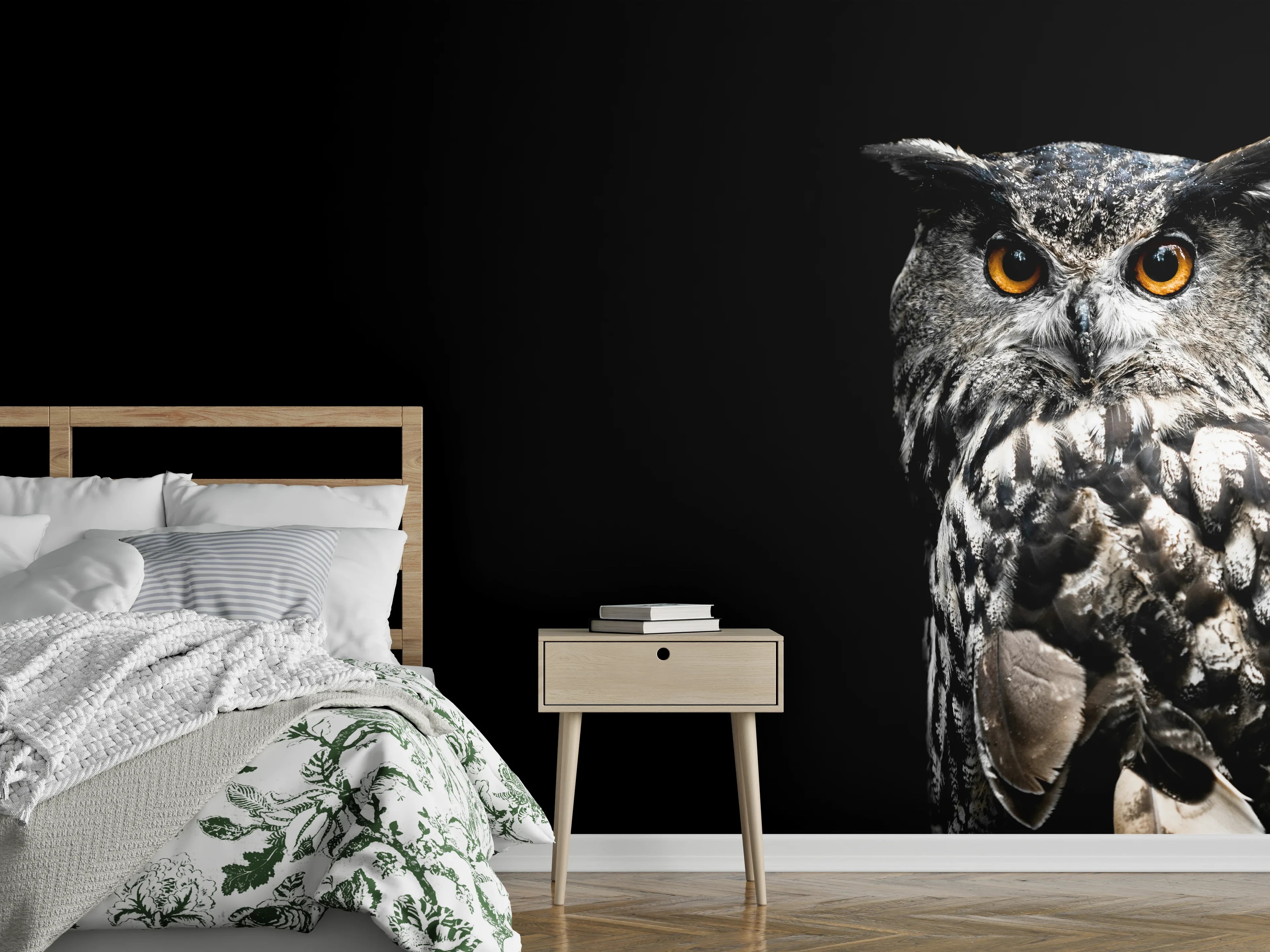 Wandverkleidung Schlafzimmer - Uhu auf schwarzem Hintergrund