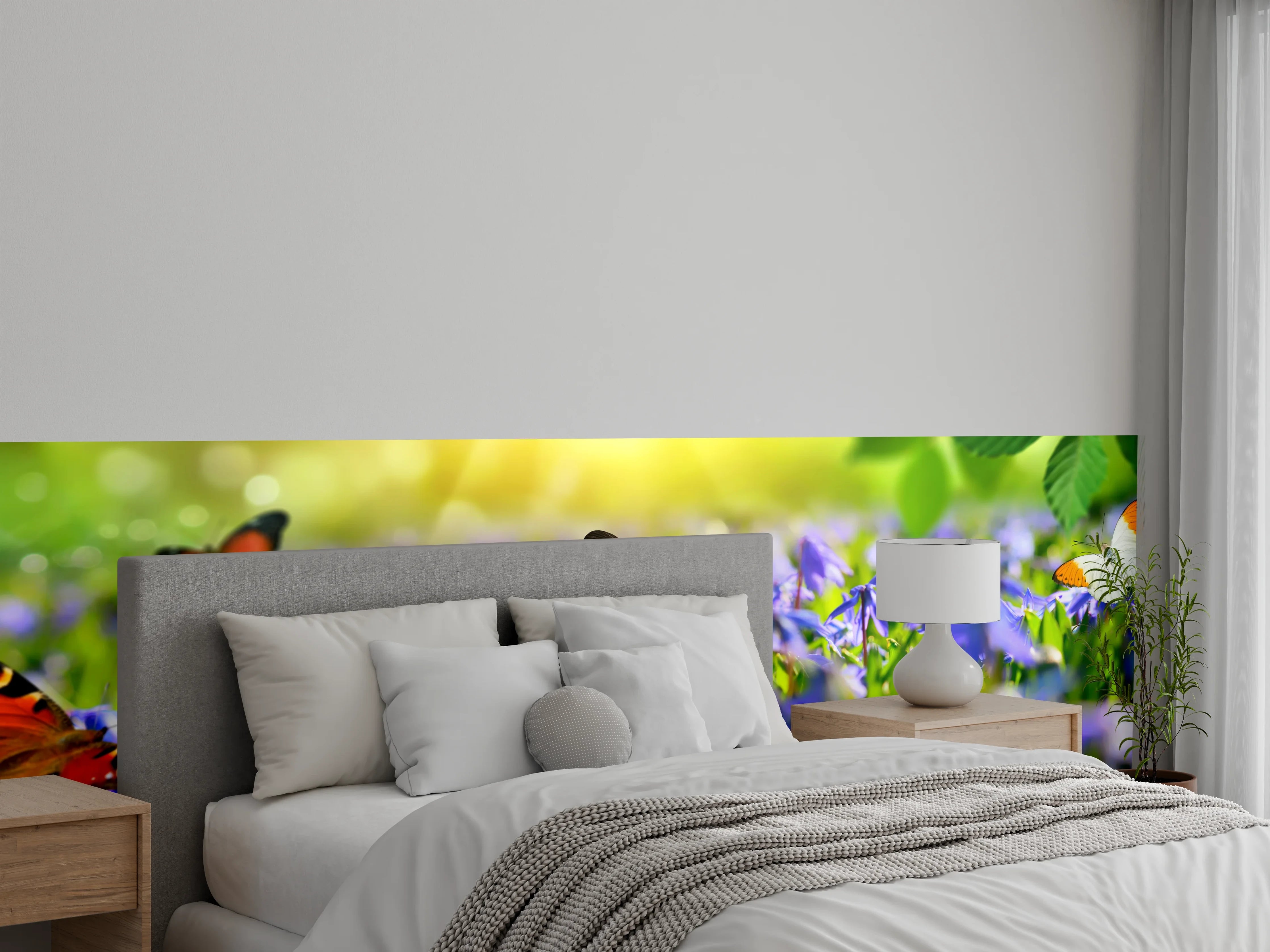 Wandverkleidung Schlafzimmer - Violette Blumenwiese mit Schmetterlingen