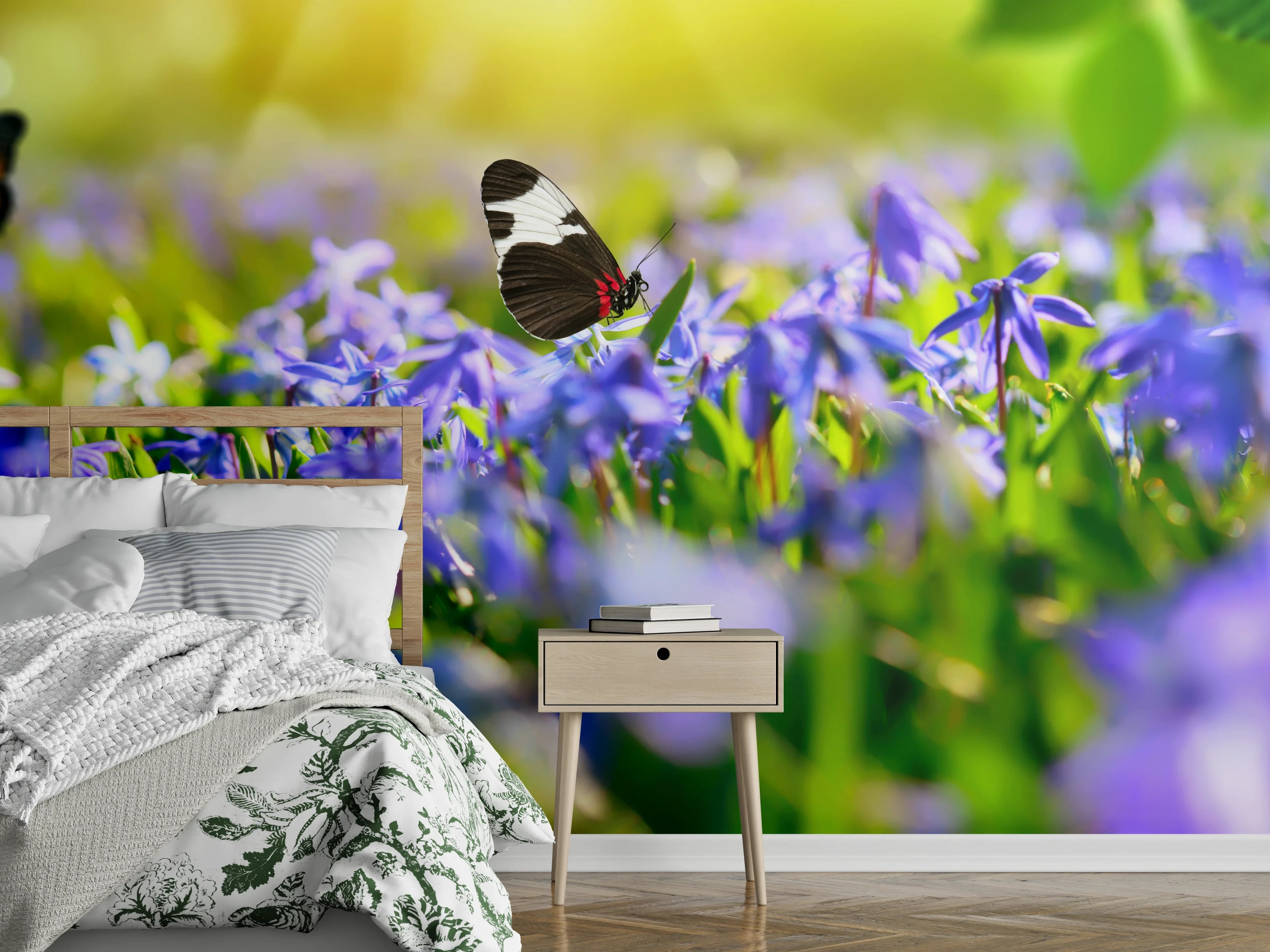 Wandverkleidung Schlafzimmer - Violette Blumenwiese mit Schmetterlingen