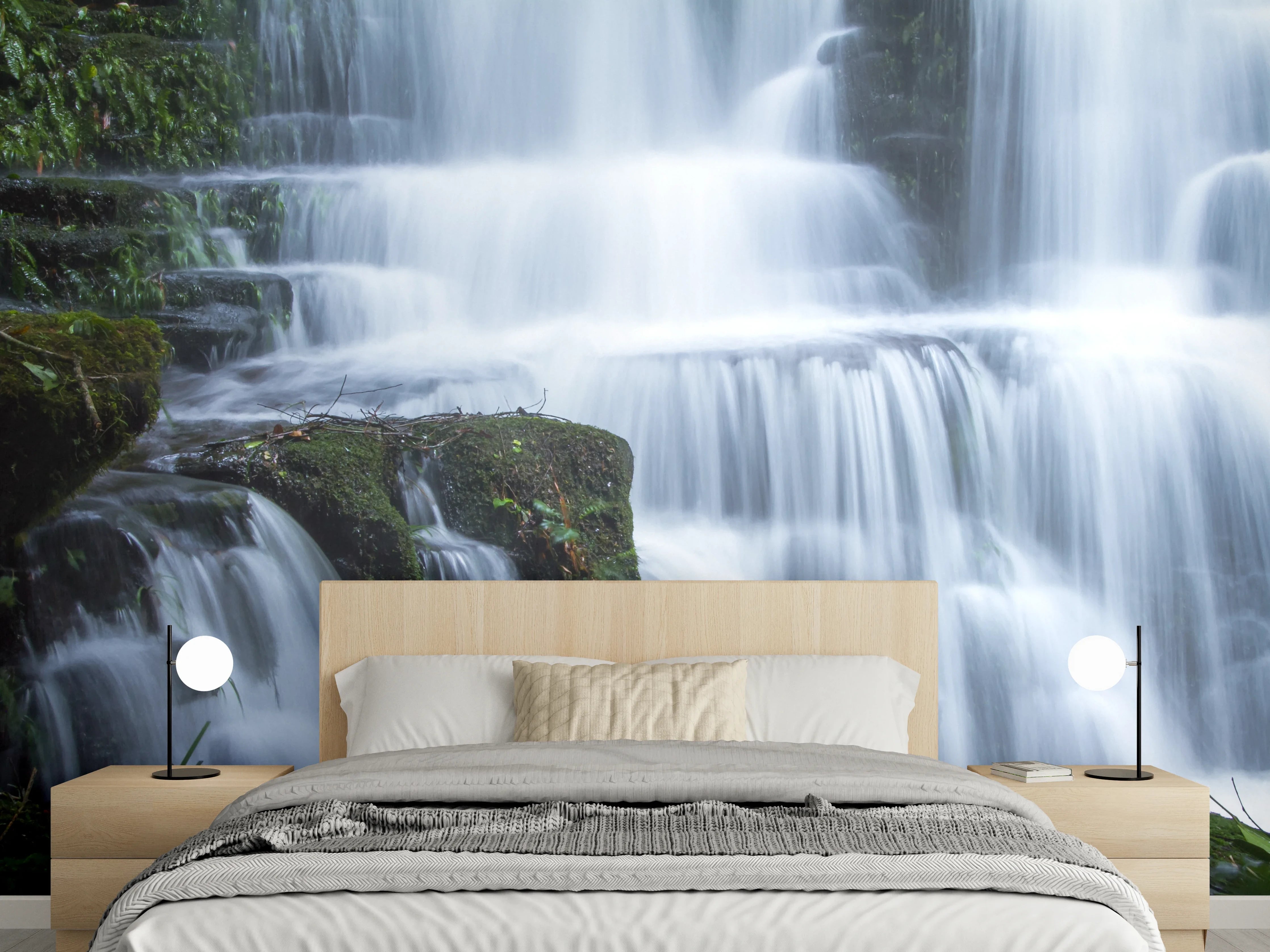 Wandverkleidung Schlafzimmer - Wasserfall im Wald mit Felsen