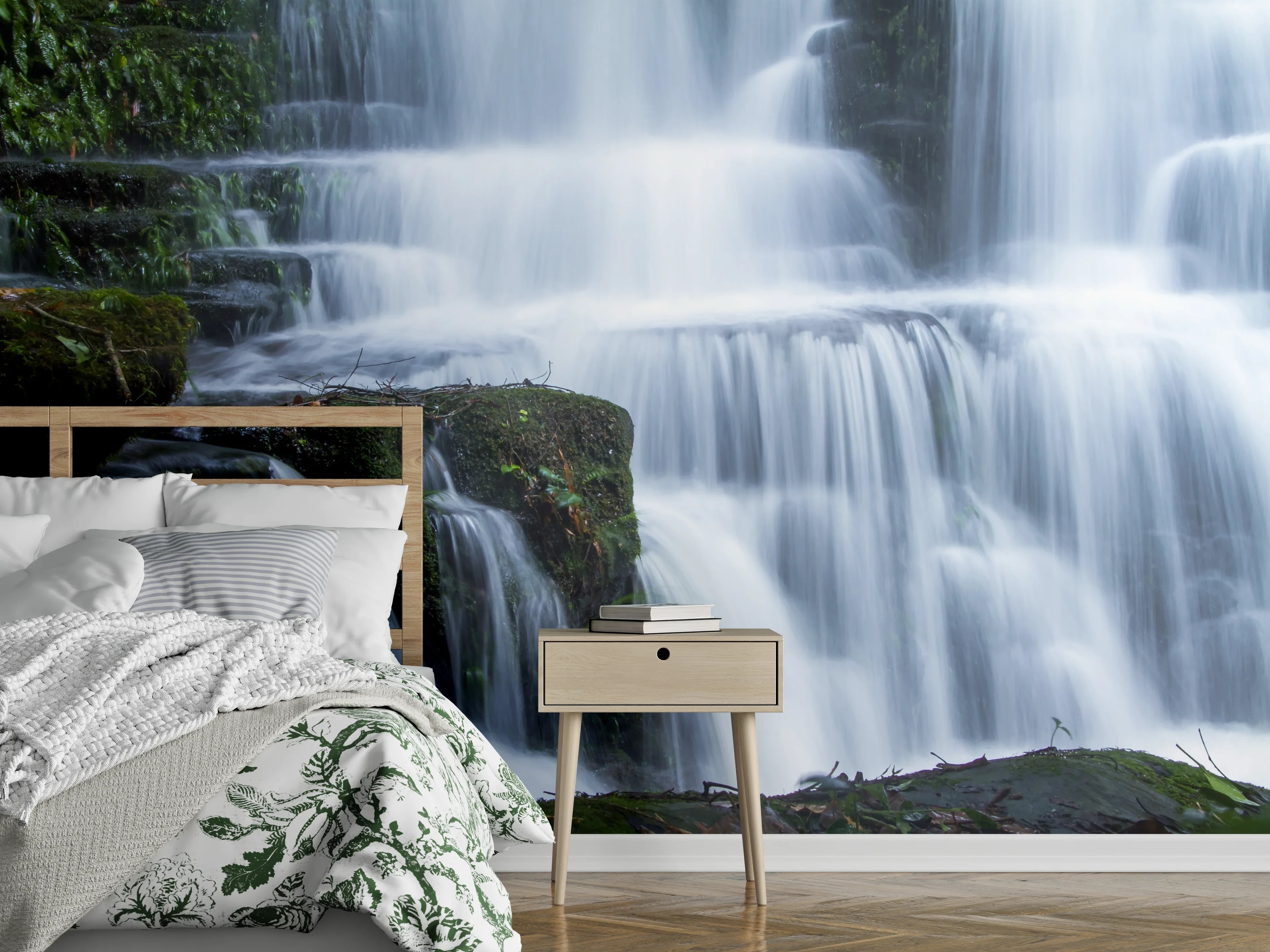 Wandverkleidung Schlafzimmer - Wasserfall im Wald mit Felsen