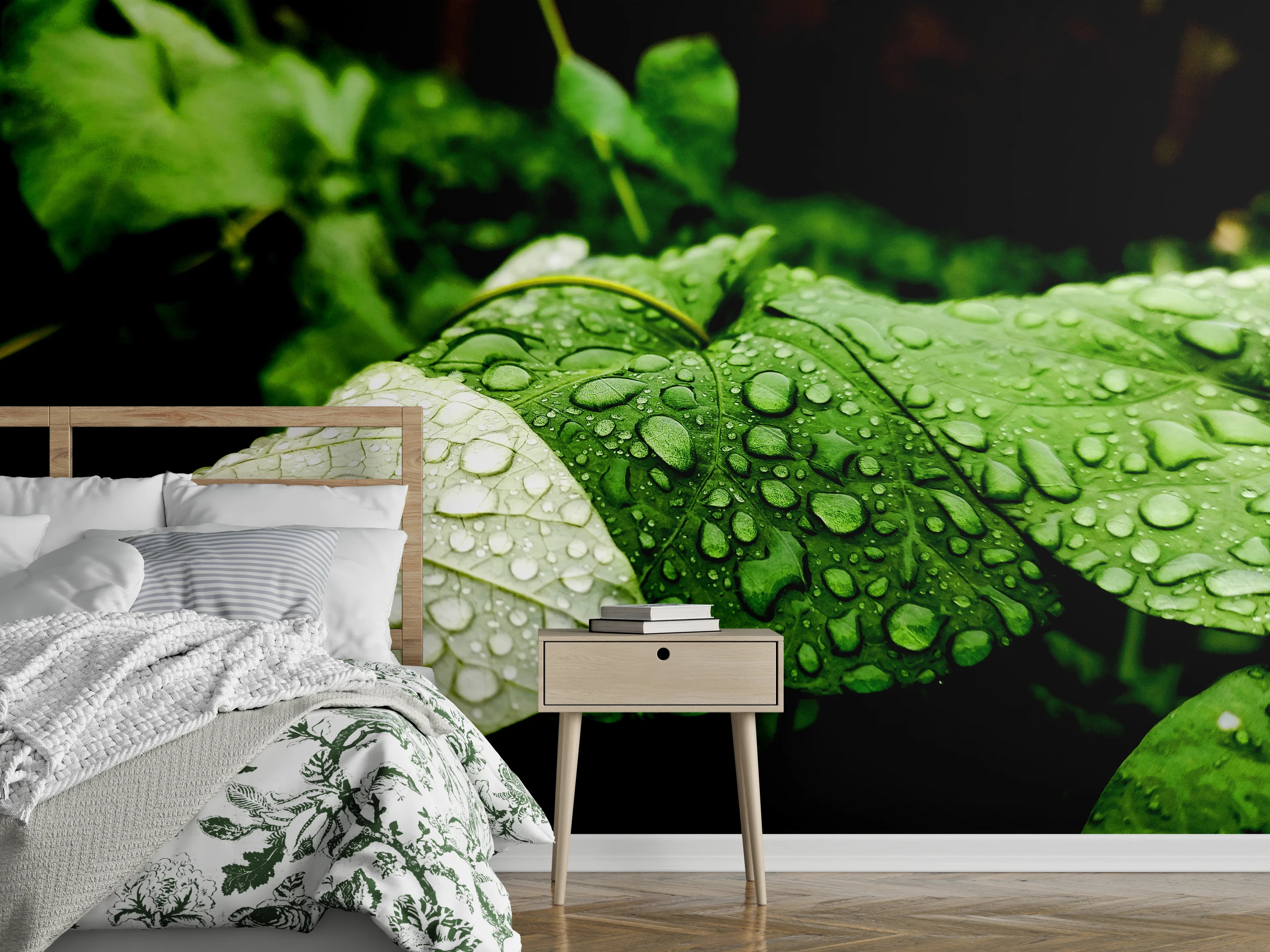 Wandverkleidung Schlafzimmer - Wassertropfen auf einem Blatt