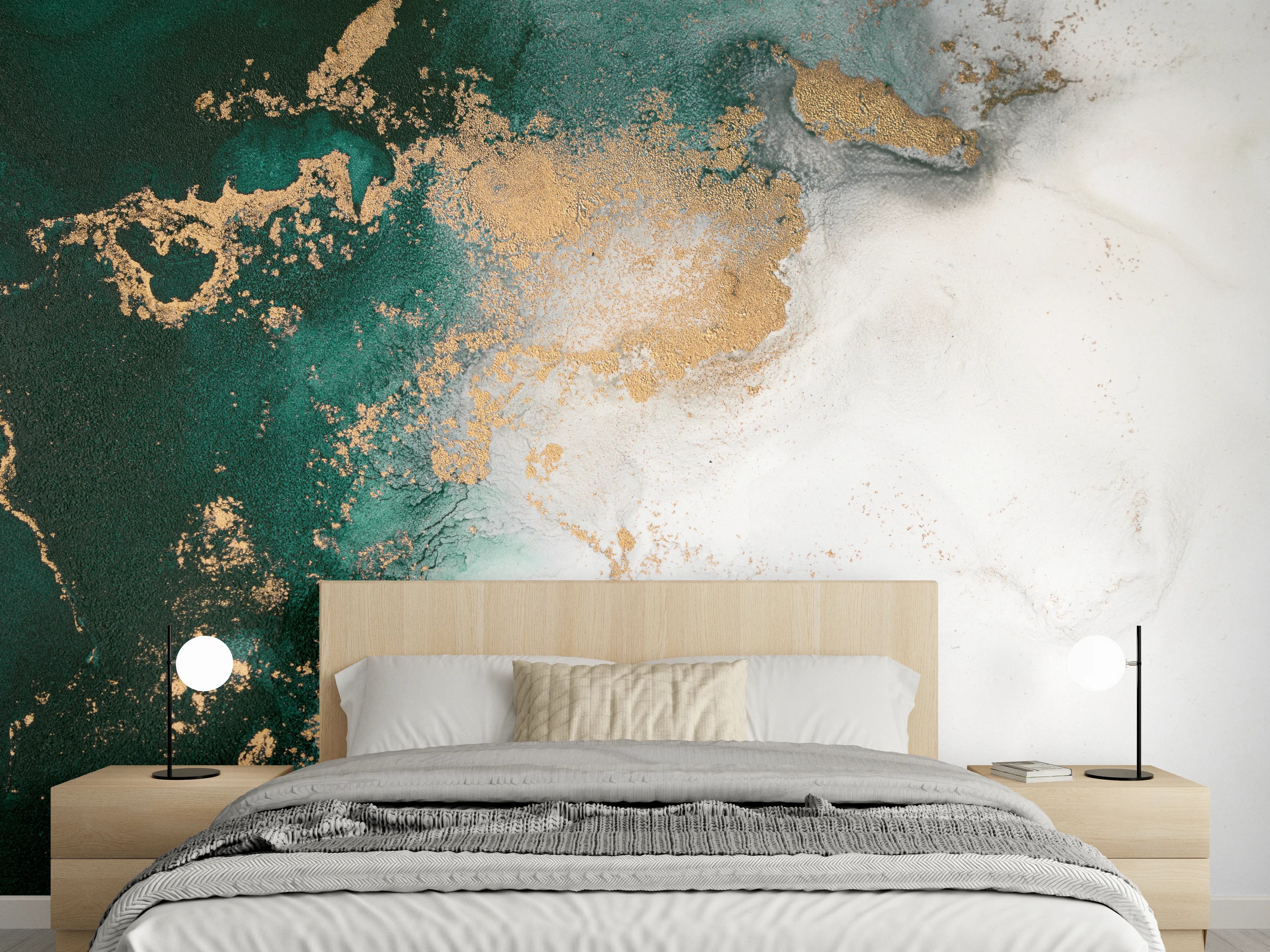 Wandverkleidung Schlafzimmer - Weiß-grüne Marmoroptik mit goldenen Akzenten