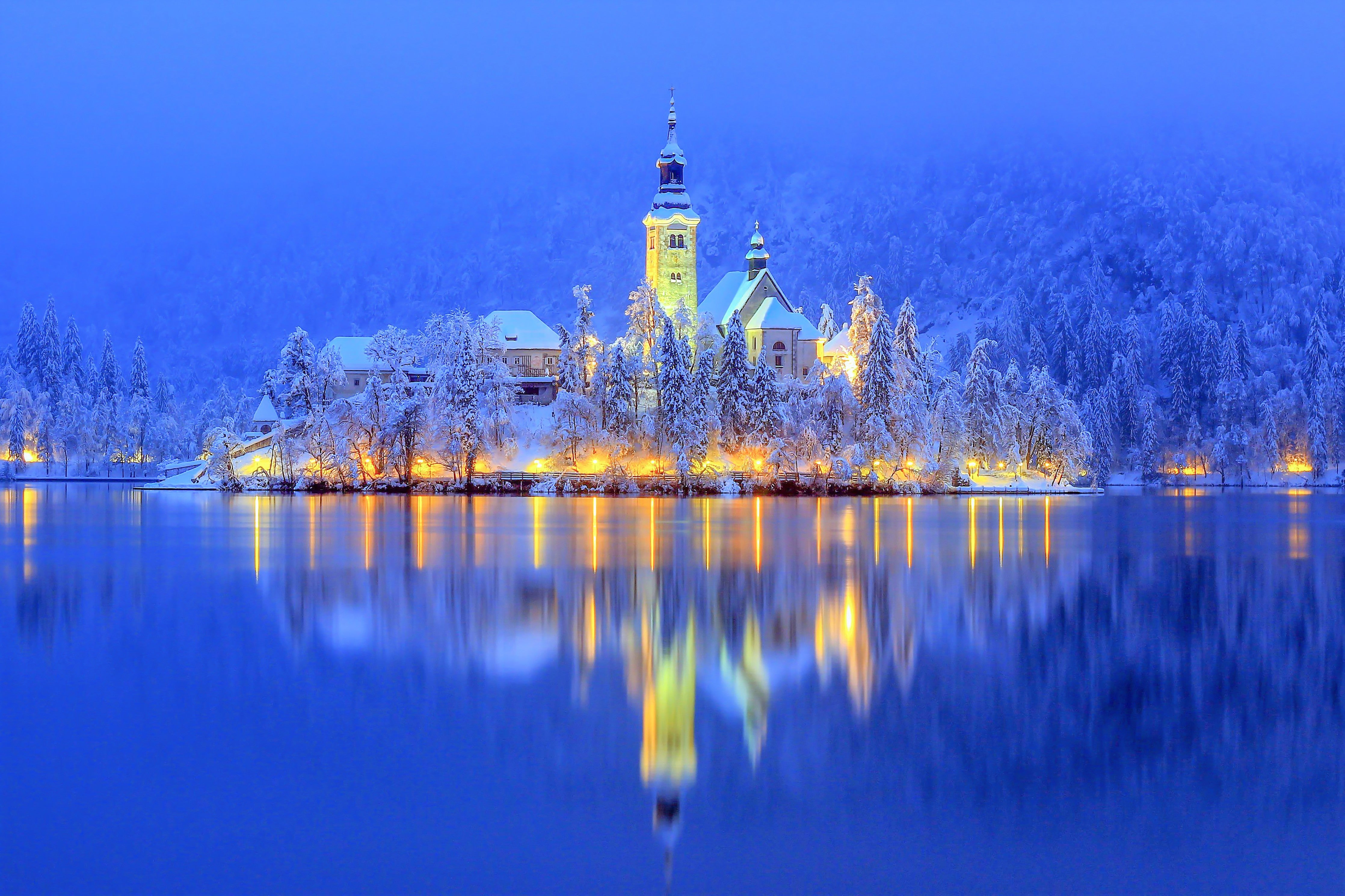 Wandverkleidung Schlafzimmer-Winterlicher See mit beleuchteter Kirche