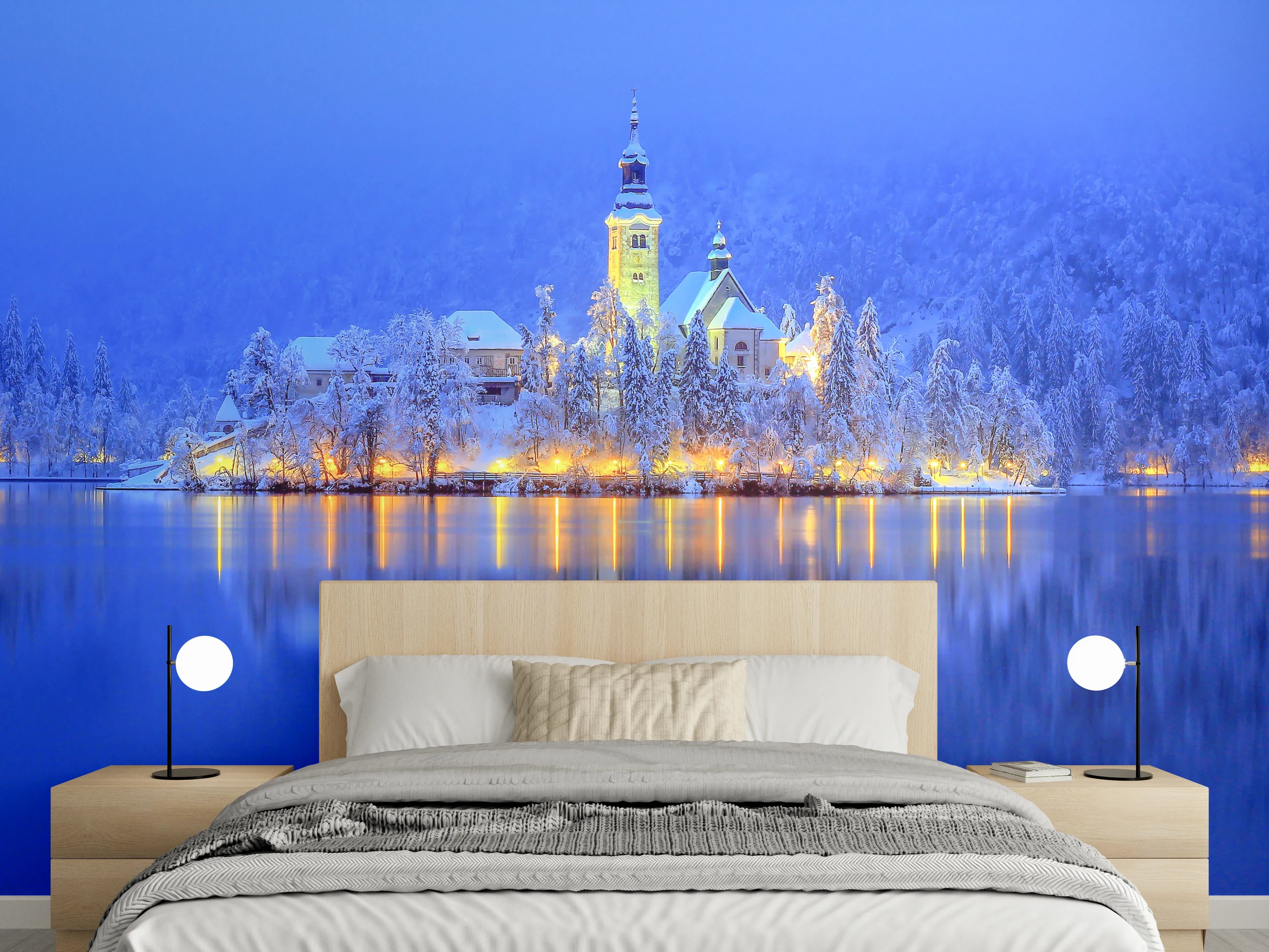 Wandverkleidung Schlafzimmer - Winterlicher See mit beleuchteter Kirche