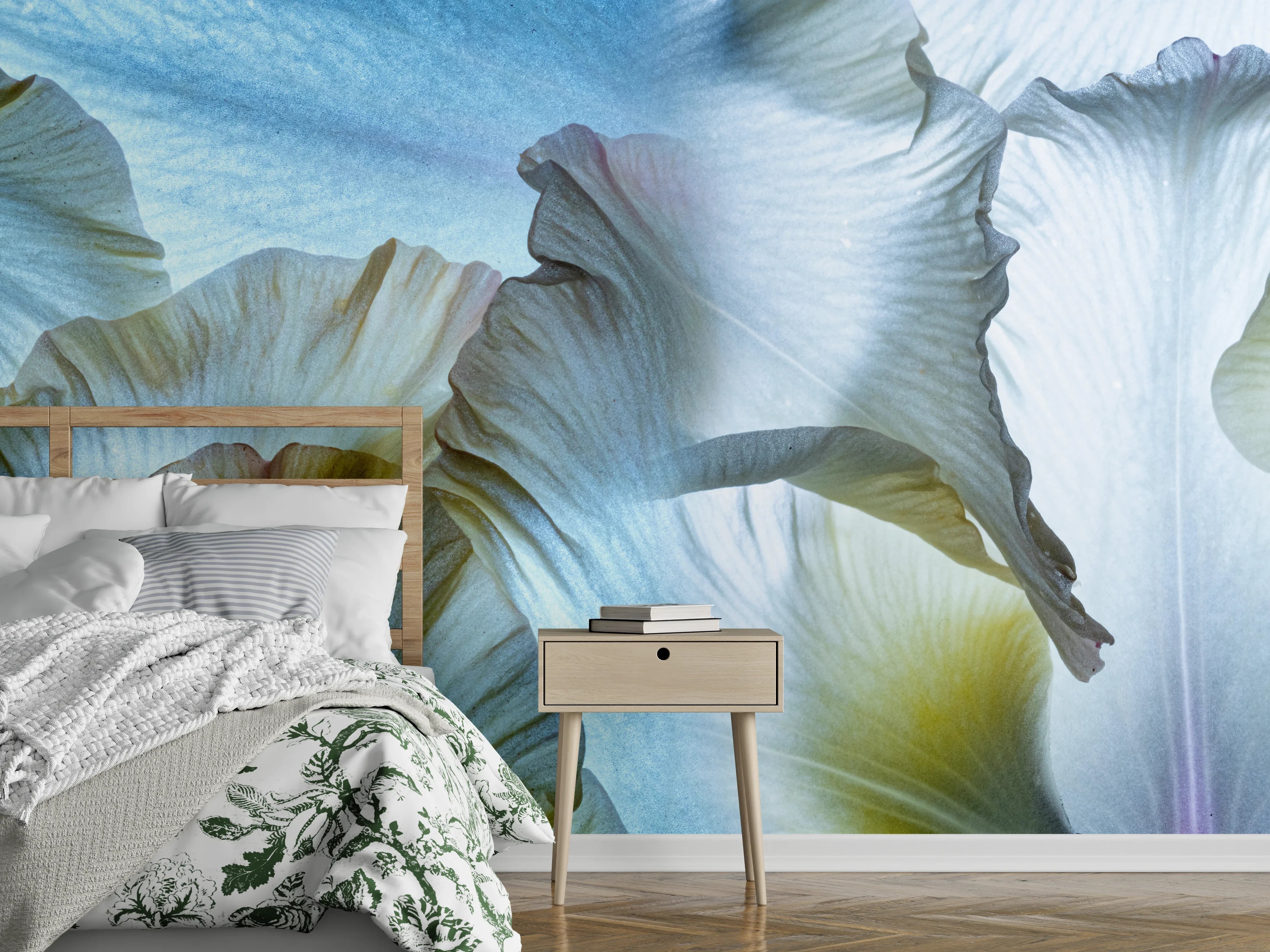 Wandverkleidung Schlafzimmer - Zarte Irisblüten in Pastellfarben
