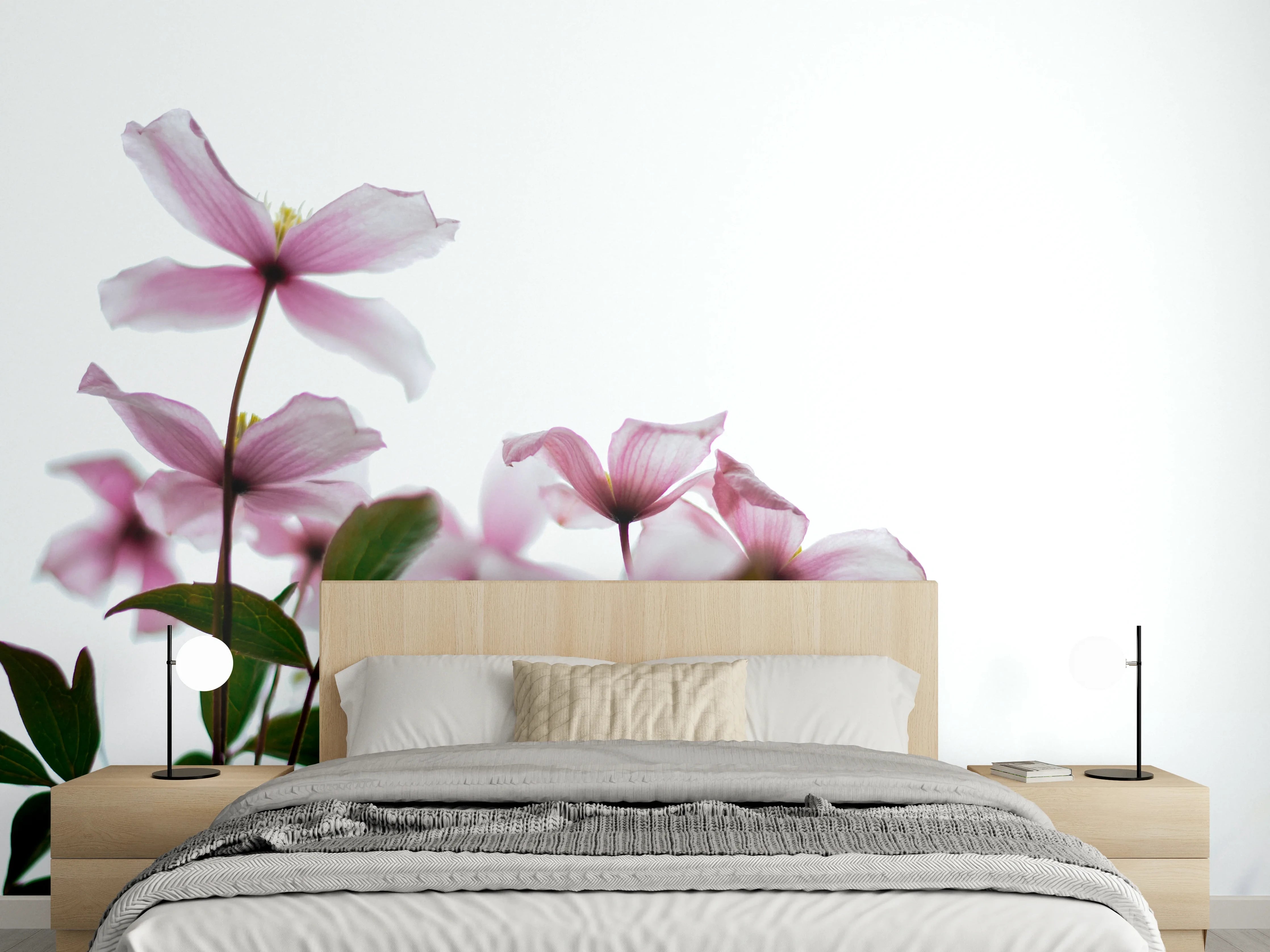 Wandverkleidung Schlafzimmer - Zarte rosa Blüten vor weißem Hintergrund