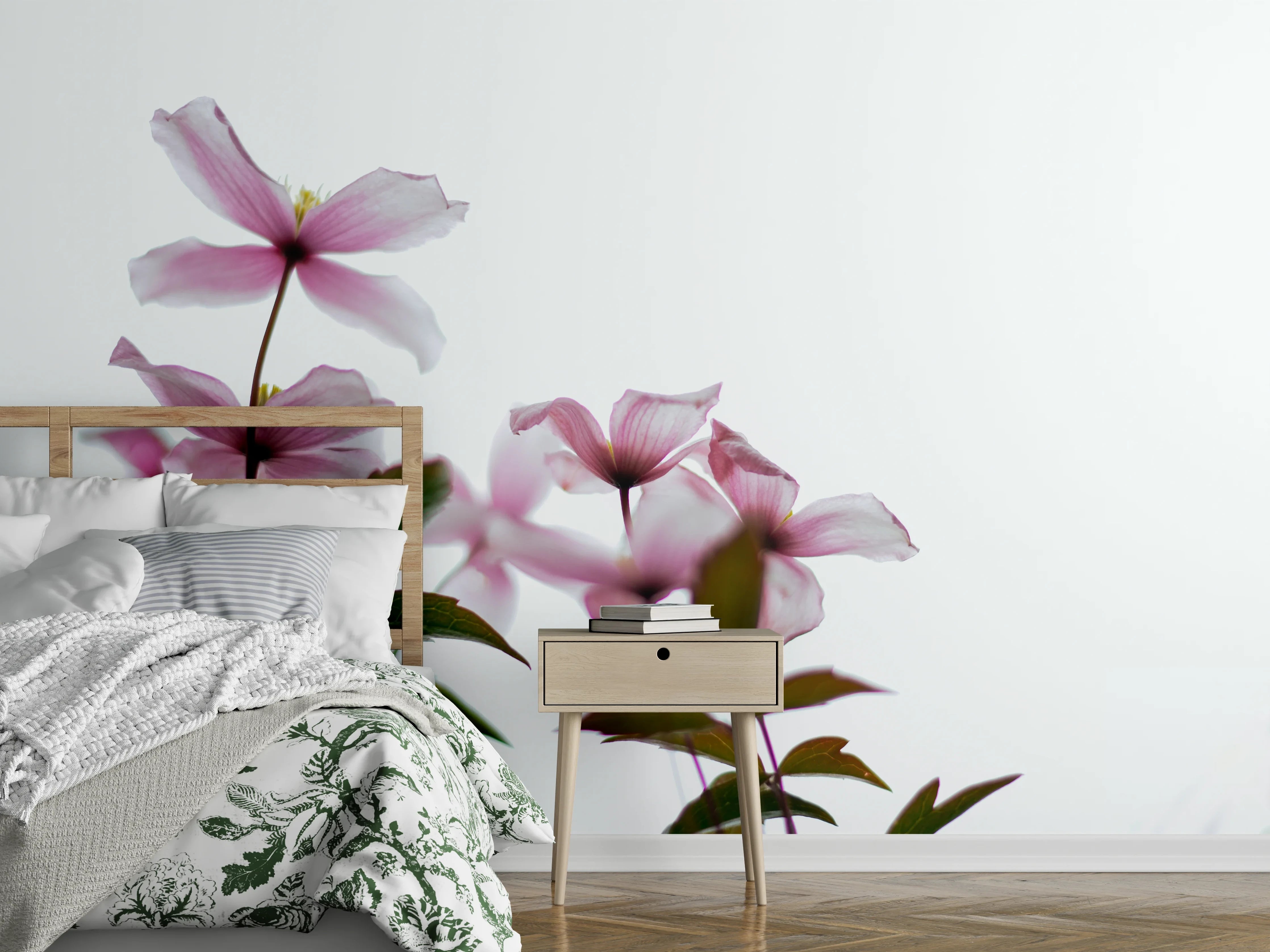 Wandverkleidung Schlafzimmer - Zarte rosa Blüten vor weißem Hintergrund