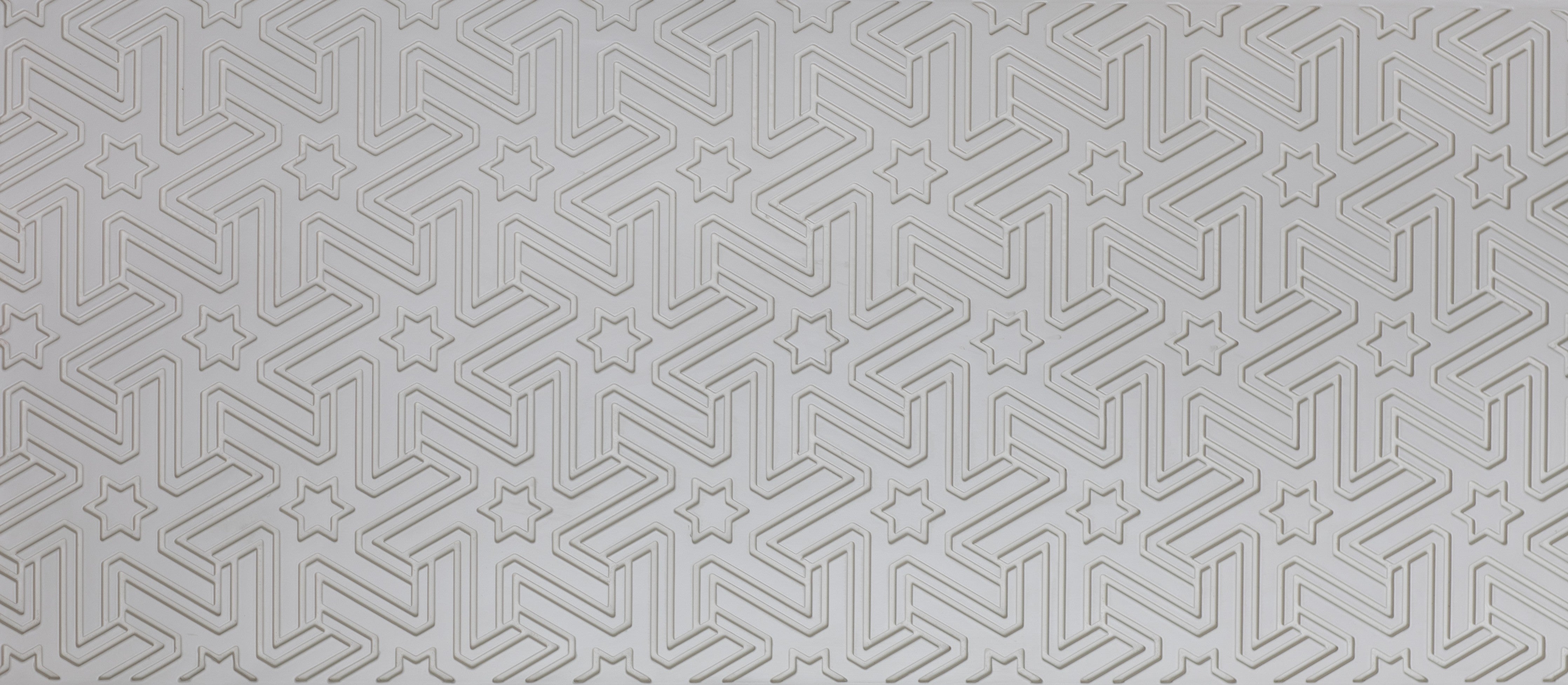 Wandverkleidung Schlafzimmer-Zeitlose Grauwandgestaltung mit geometrischen Mustern