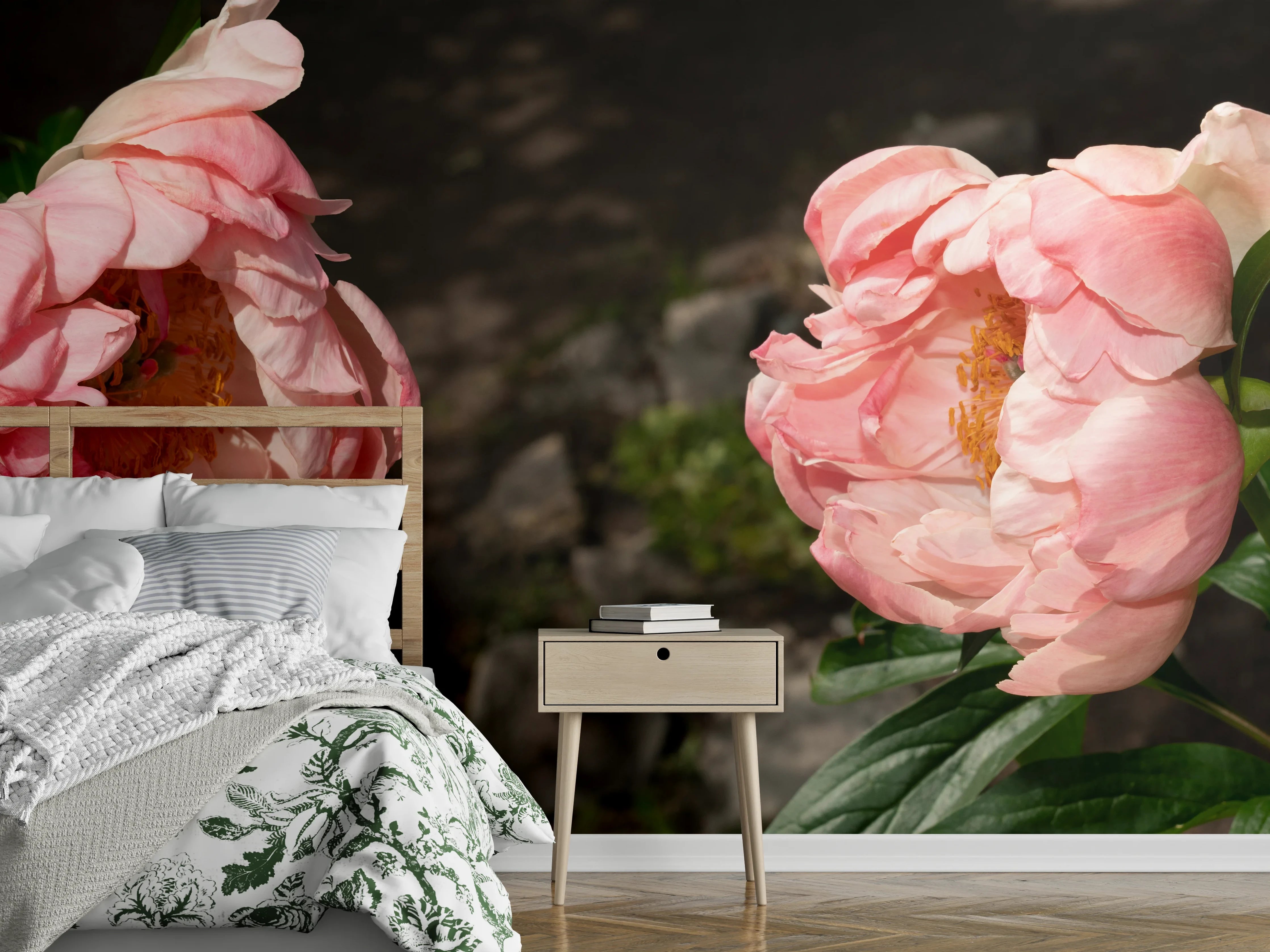 Wandverkleidung Schlafzimmer - Zwei rosa Pfingstrosen in einem alten Garten.