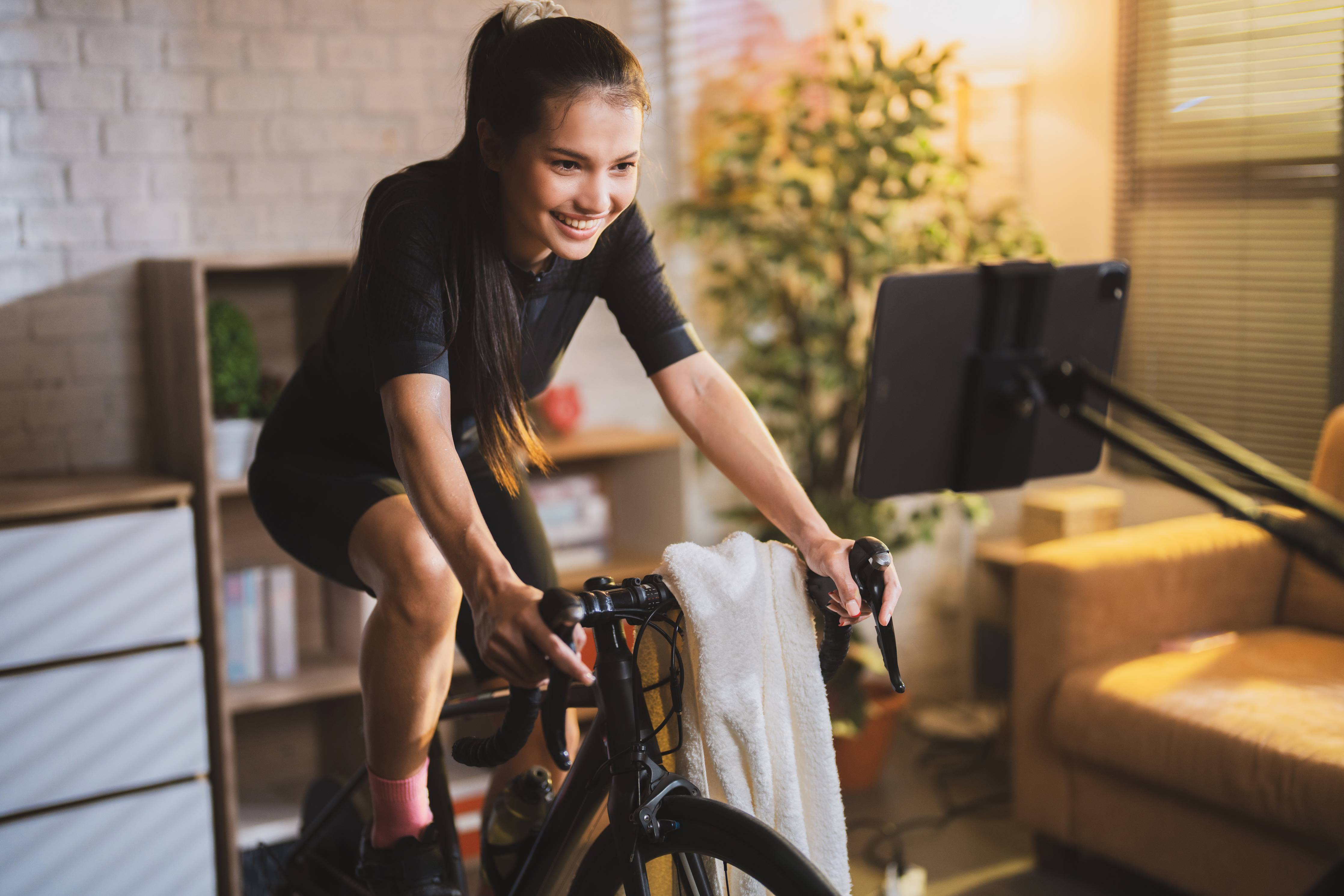 Wandverkleidung Wohnzimmer-Asiatische Radfahrerin