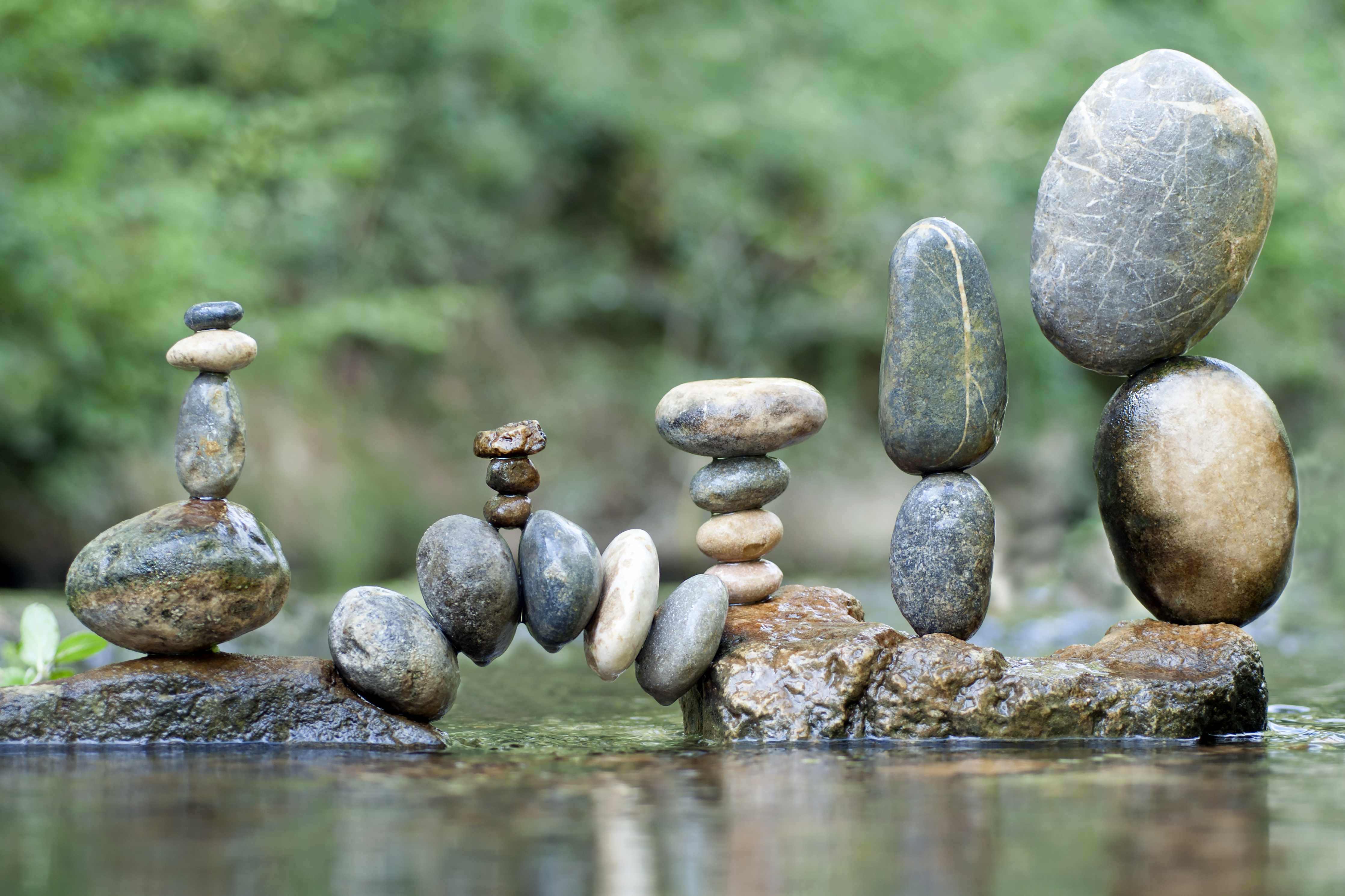 Wandverkleidung Wohnzimmer-Ausgewogene Steine im Fluss