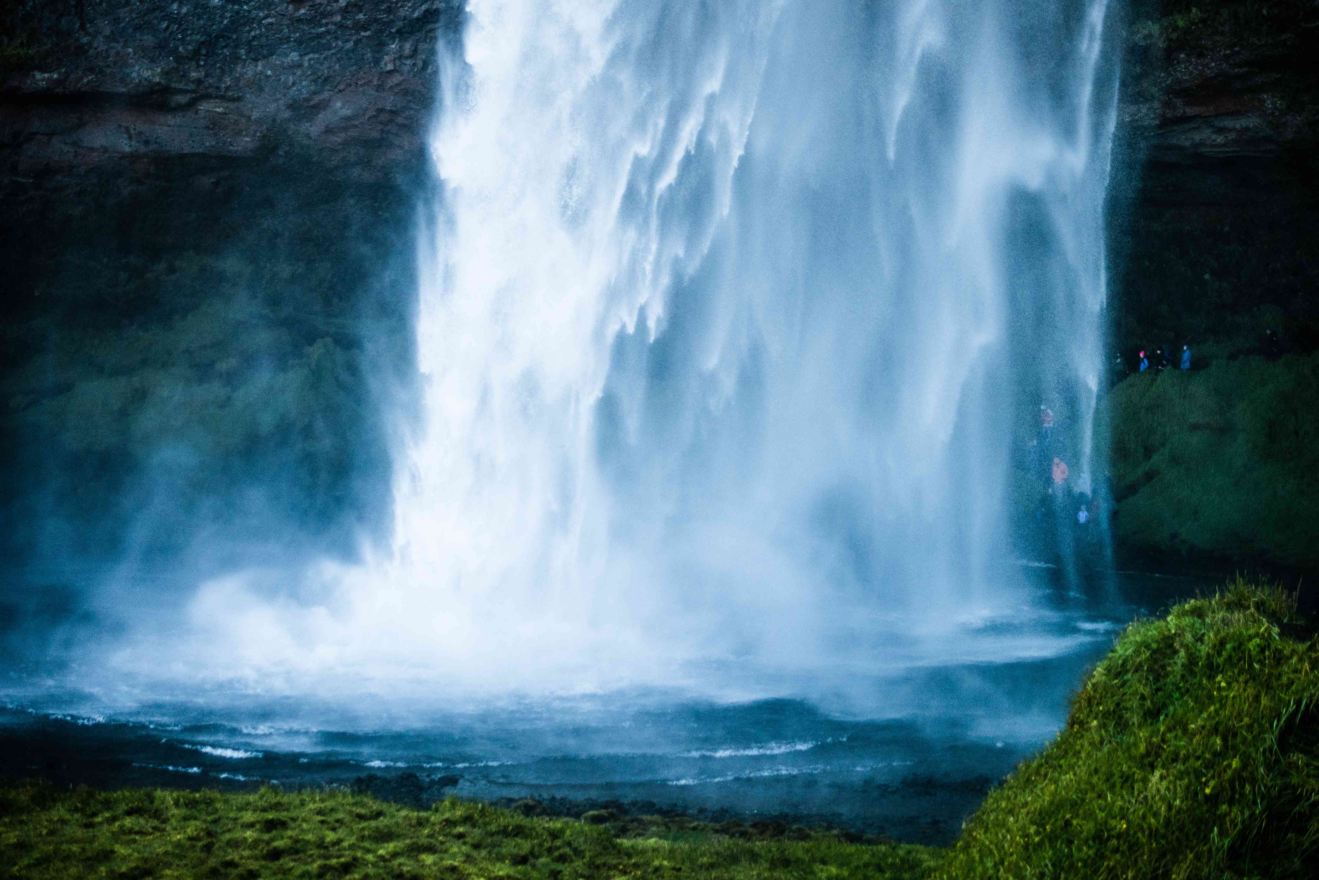 Wandverkleidung Wohnzimmer-Beeindruckender Wasserfall in Naturidylle