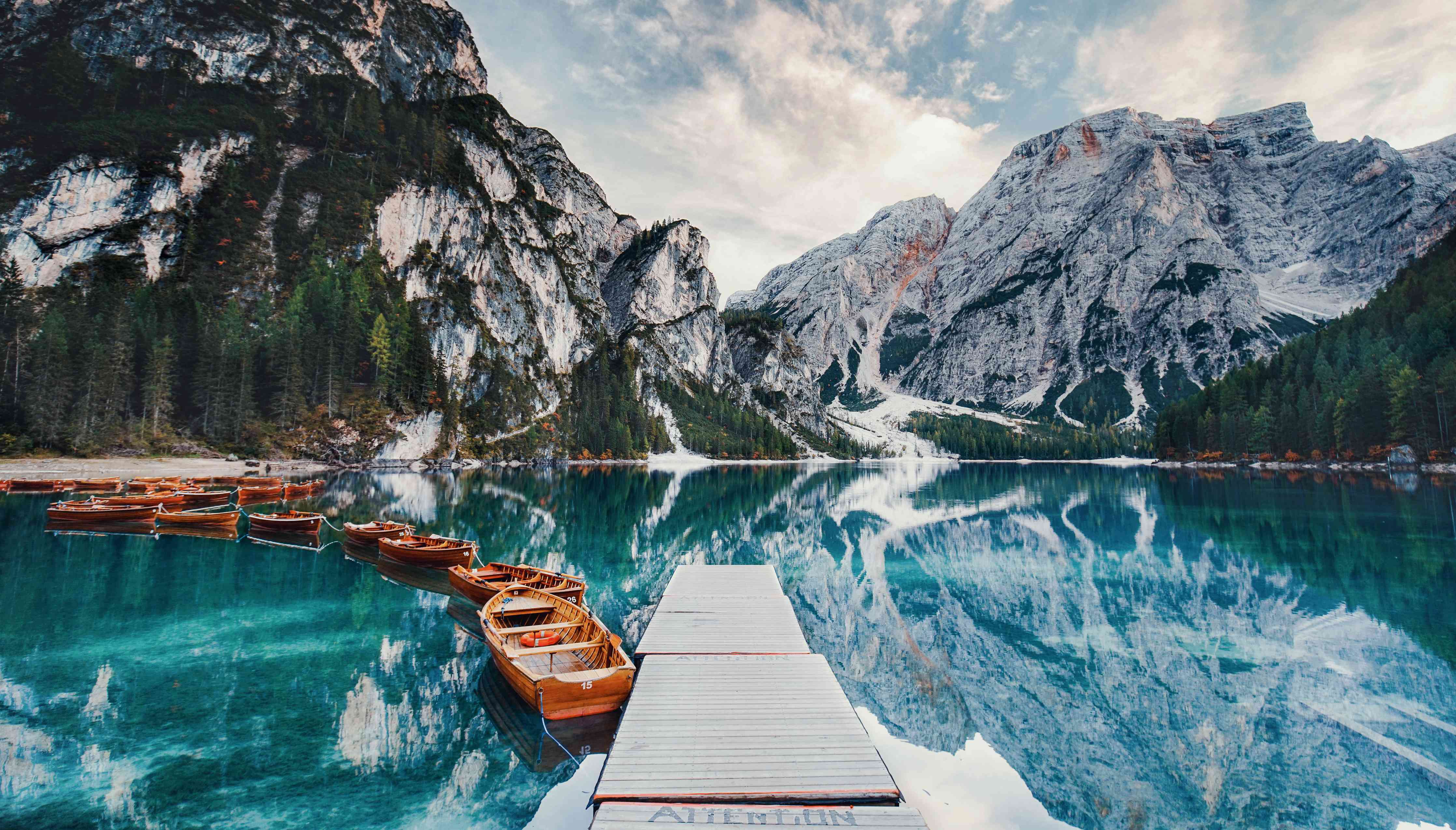 Wandverkleidung Wohnzimmer-Bergsee mit Booten und Gipfeln