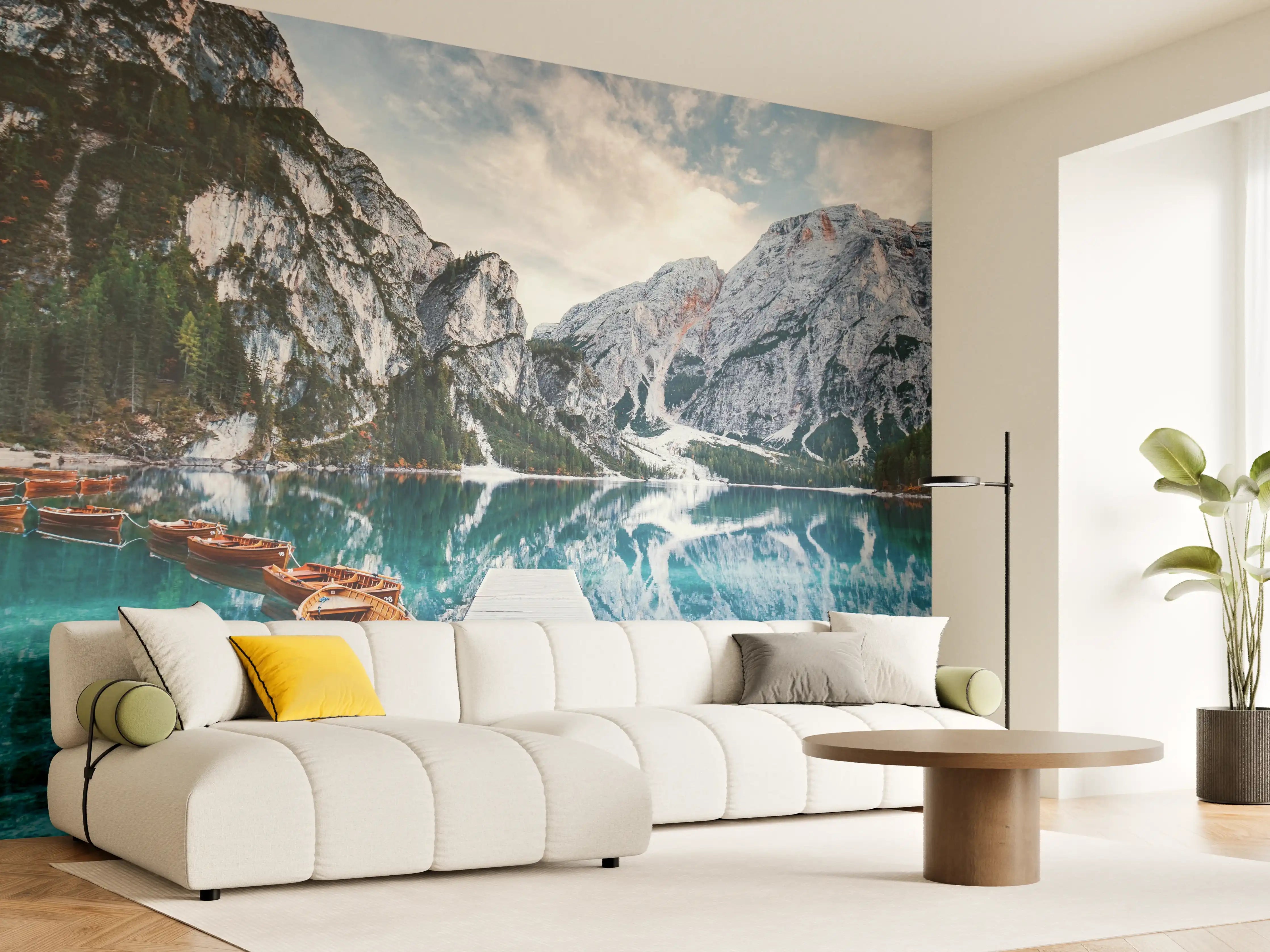 Wandverkleidung Wohnzimmer - Bergsee mit Booten und Gipfeln