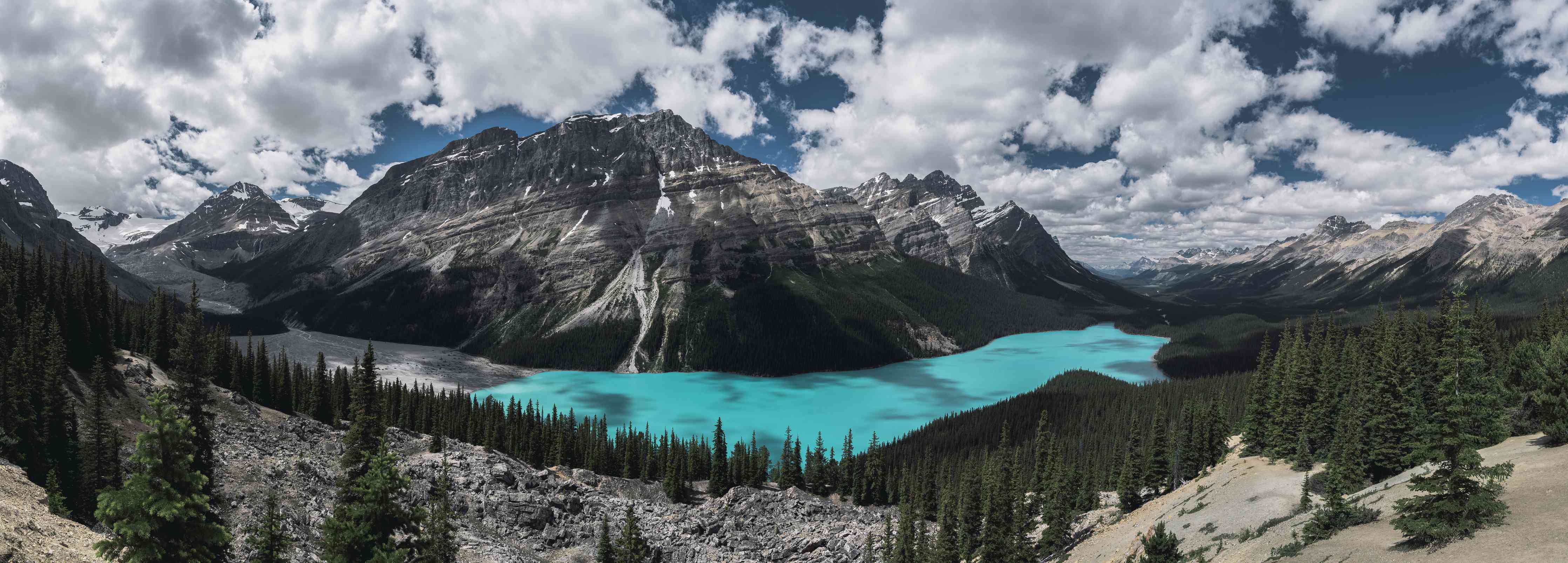 Wandverkleidung Wohnzimmer-Bergsee mit türkisfarbenem Wasser und Wolkenhimmel