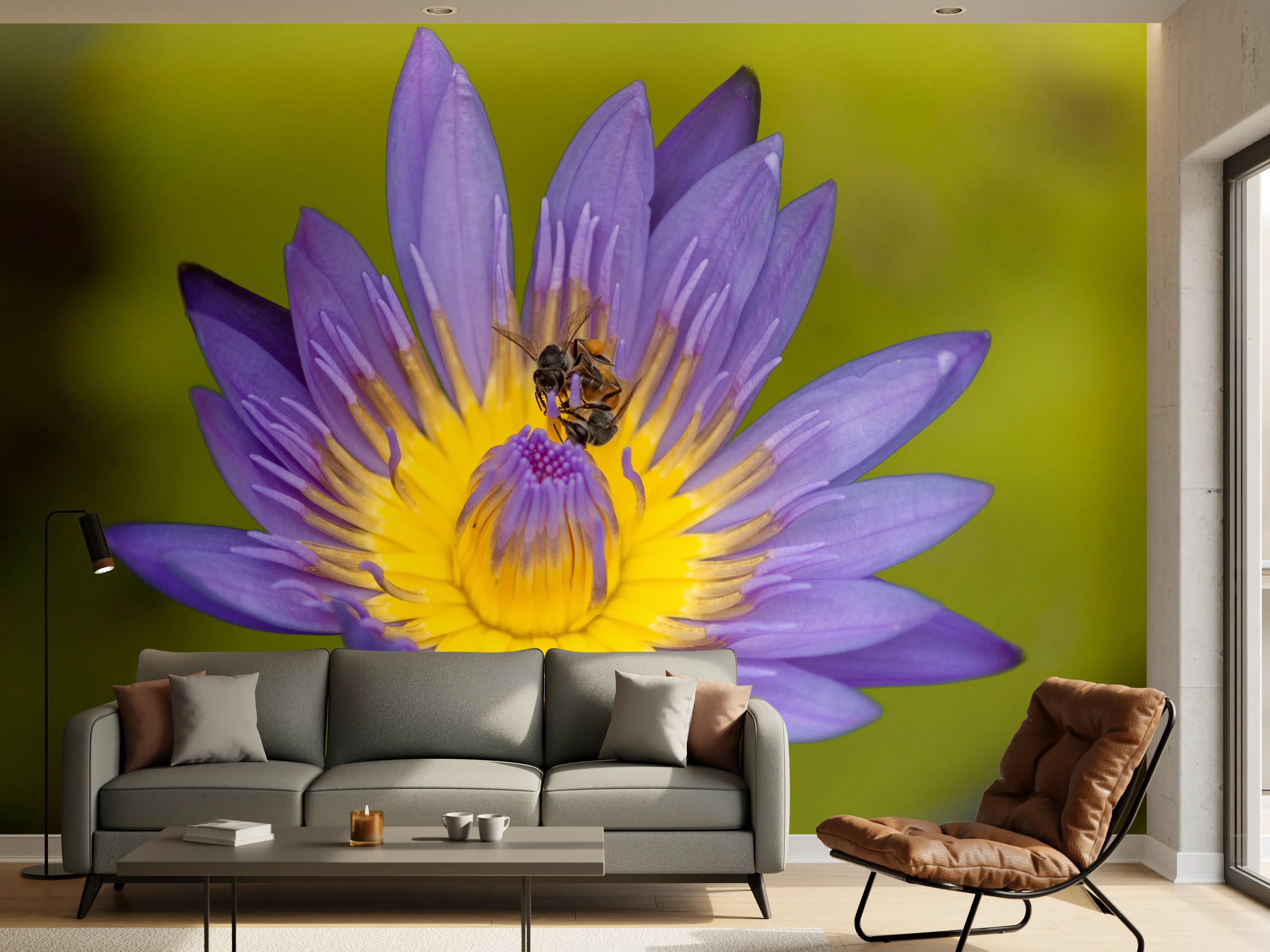 Wandverkleidung Wohnzimmer - Biene sammelt Nektar