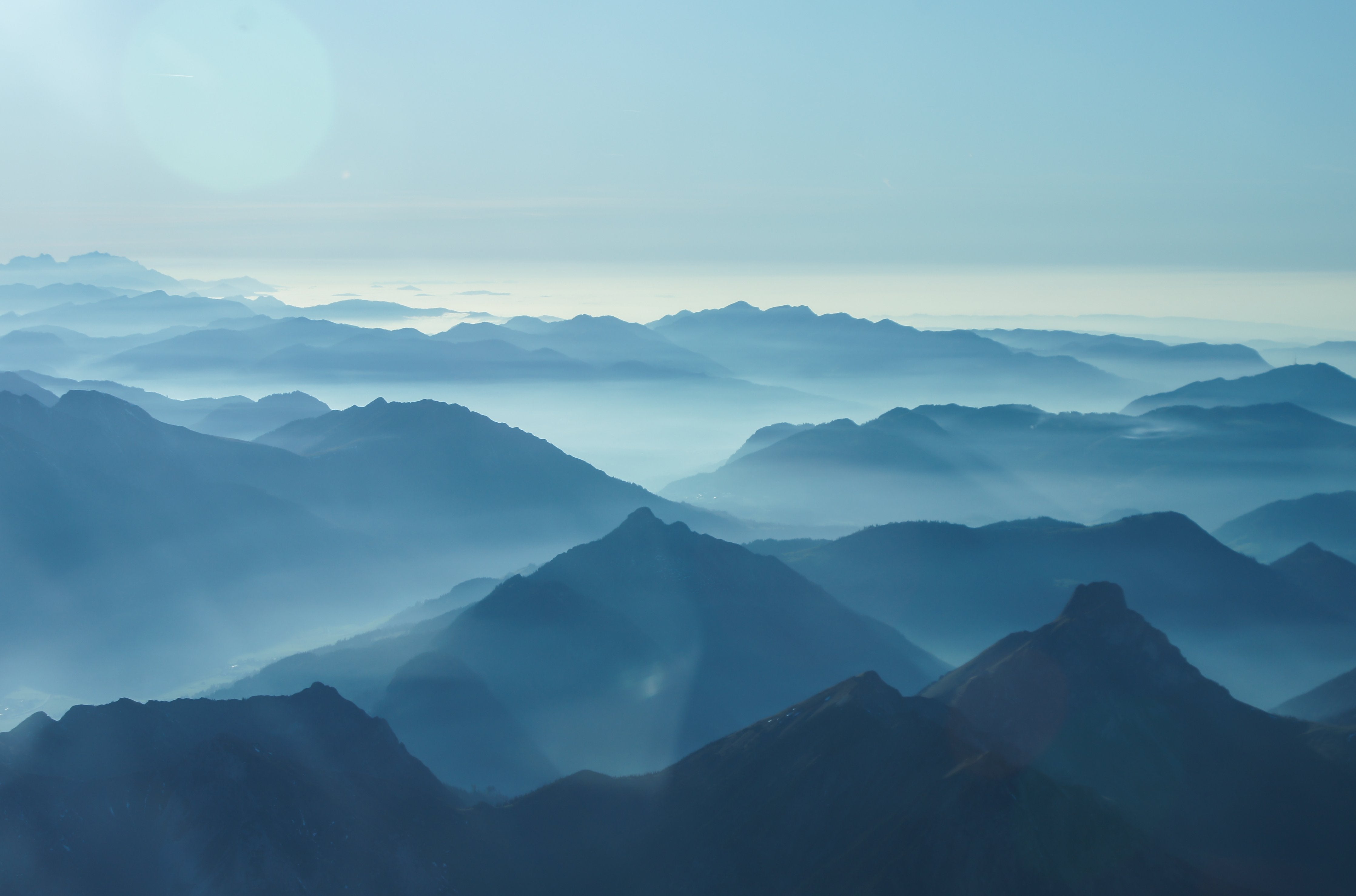 Wandverkleidung Wohnzimmer-Blaue Berglandschaft bei Sonnenaufgang