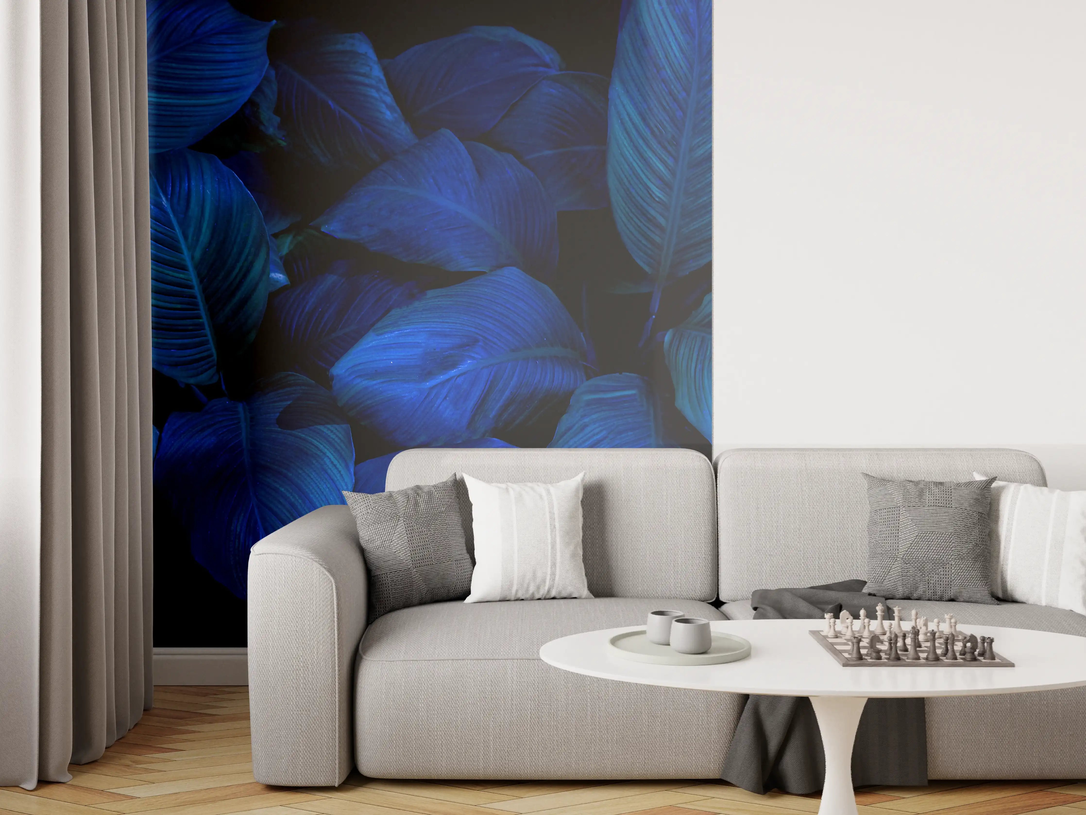 Wandverkleidung Wohnzimmer - Blaue Blätter in dunkler Umgebung