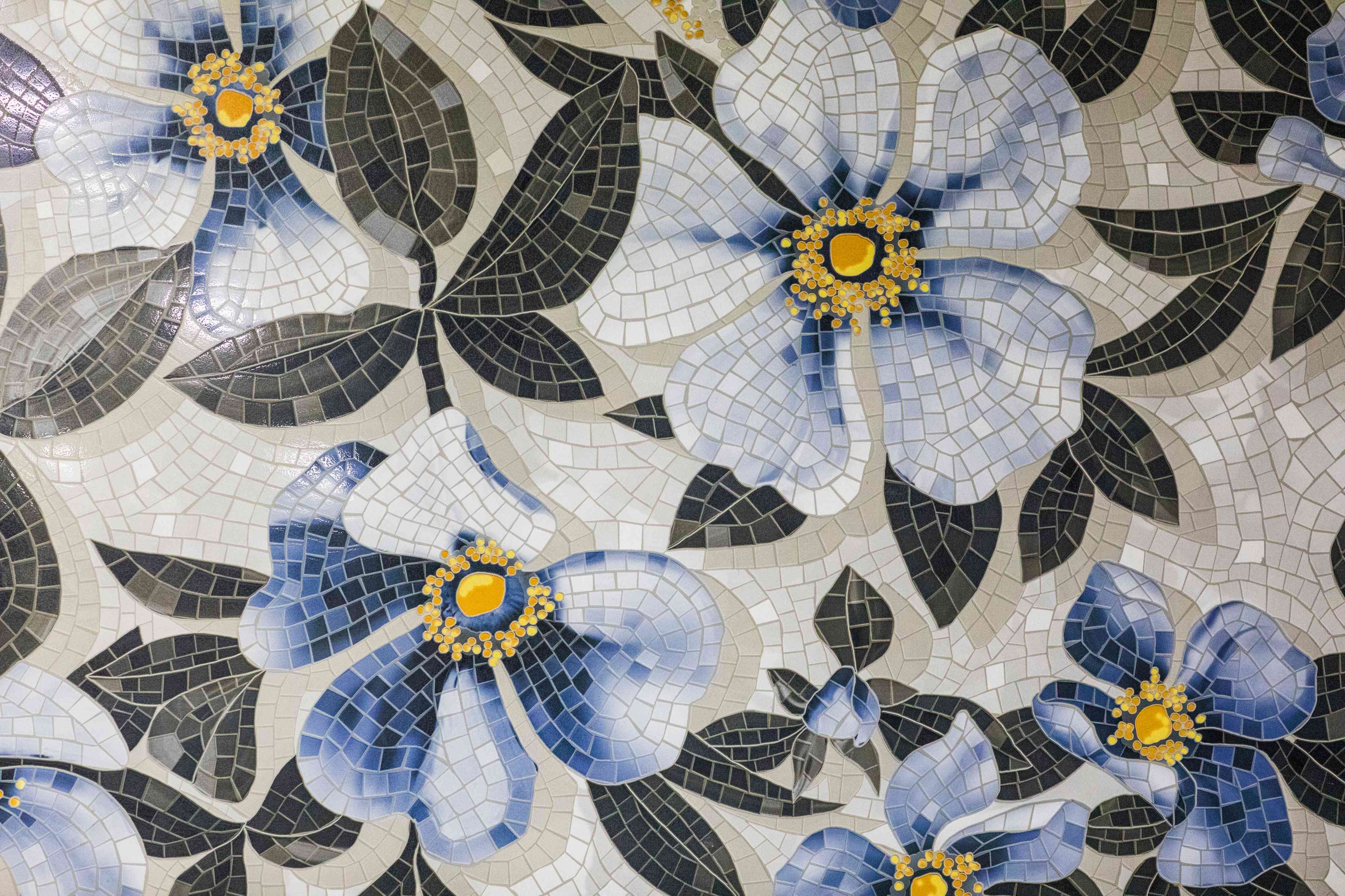 Wandverkleidung Wohnzimmer-Blumenmosaik in Grau-Blau-Tönen
