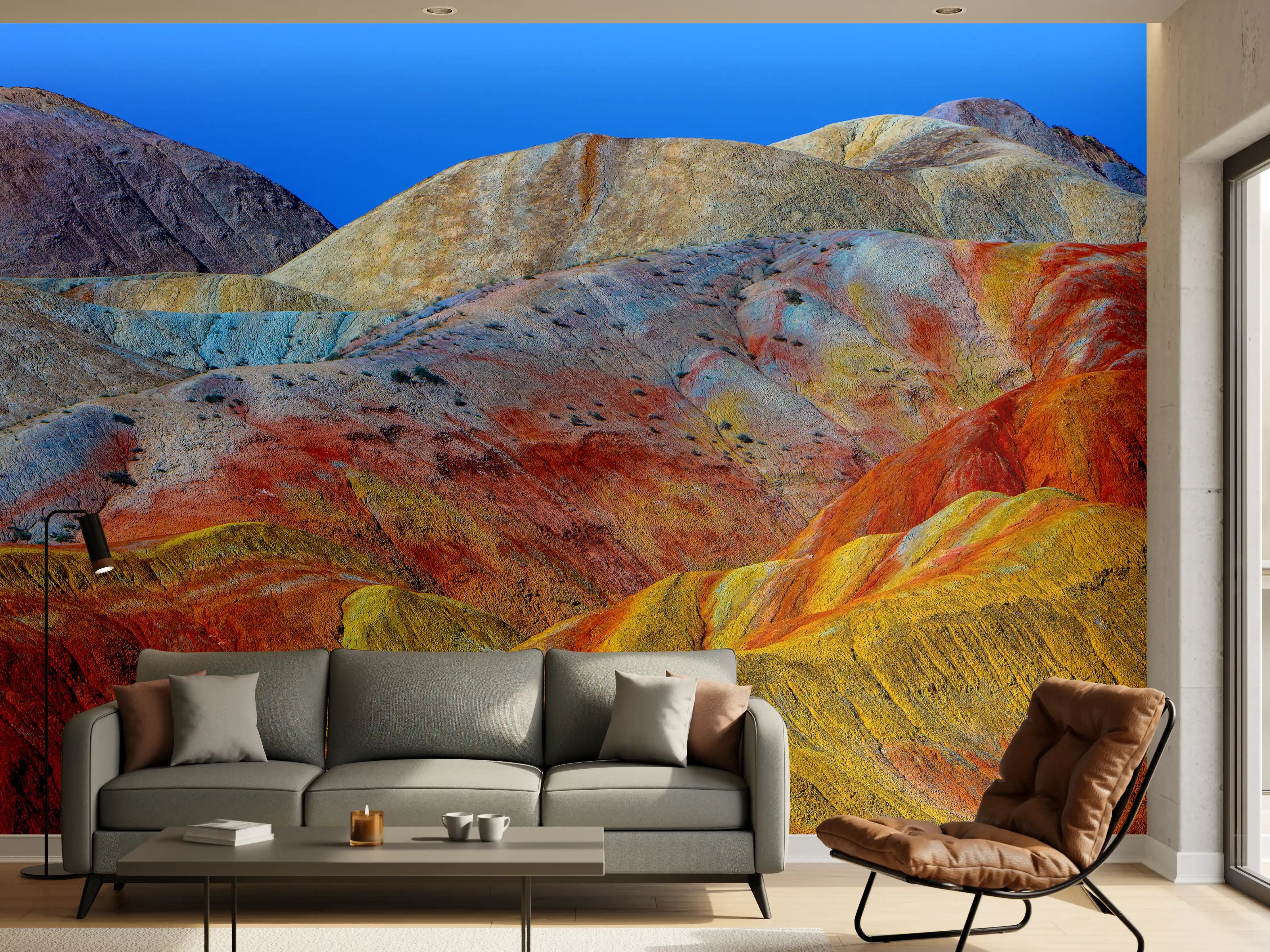 Wandverkleidung Wohnzimmer - Bunte Berglandschaft unter klarem Himmel
