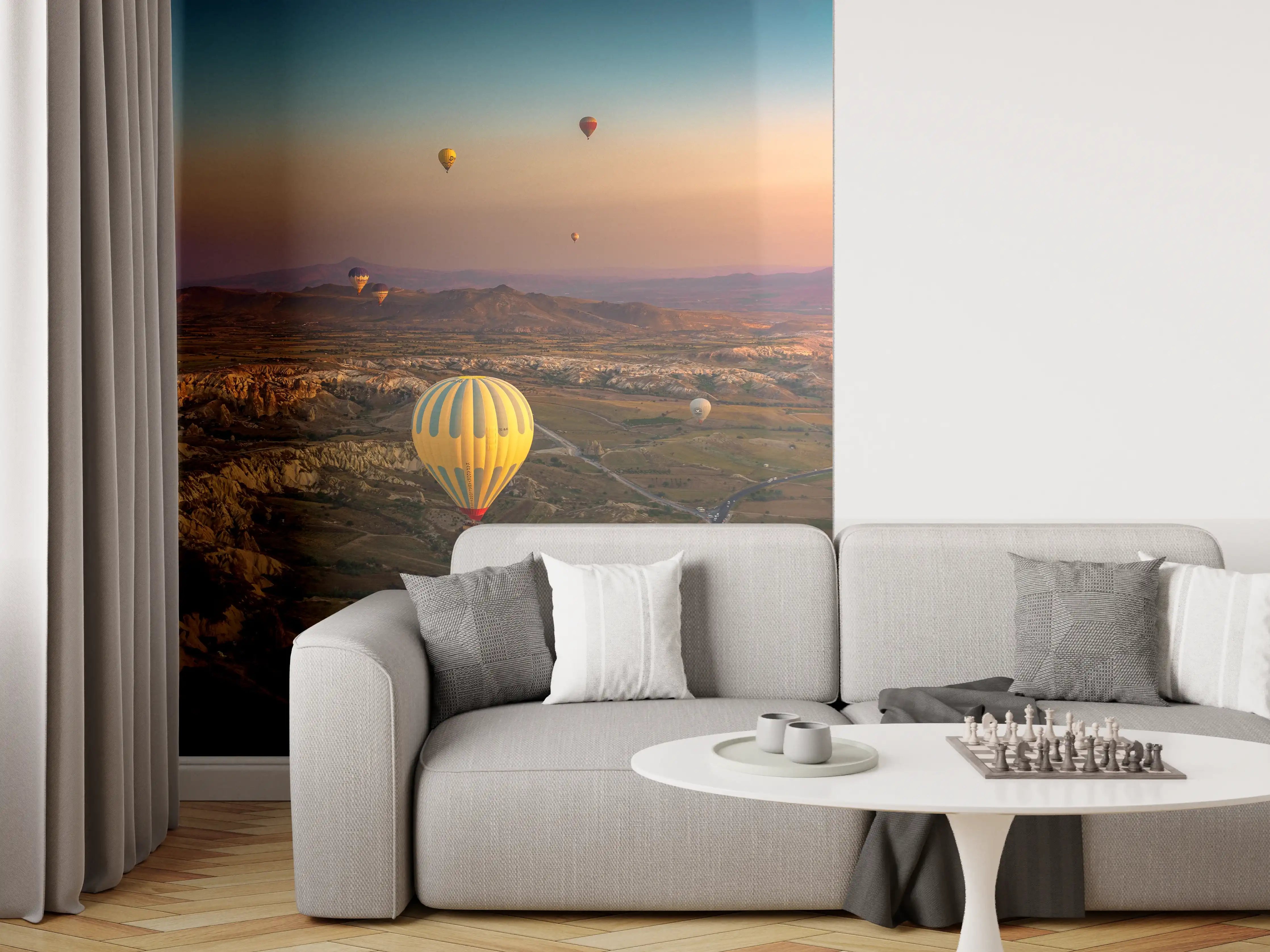 Wandverkleidung Wohnzimmer - Bunte Heißluftballons bei Sonnenuntergang über der Landschaft