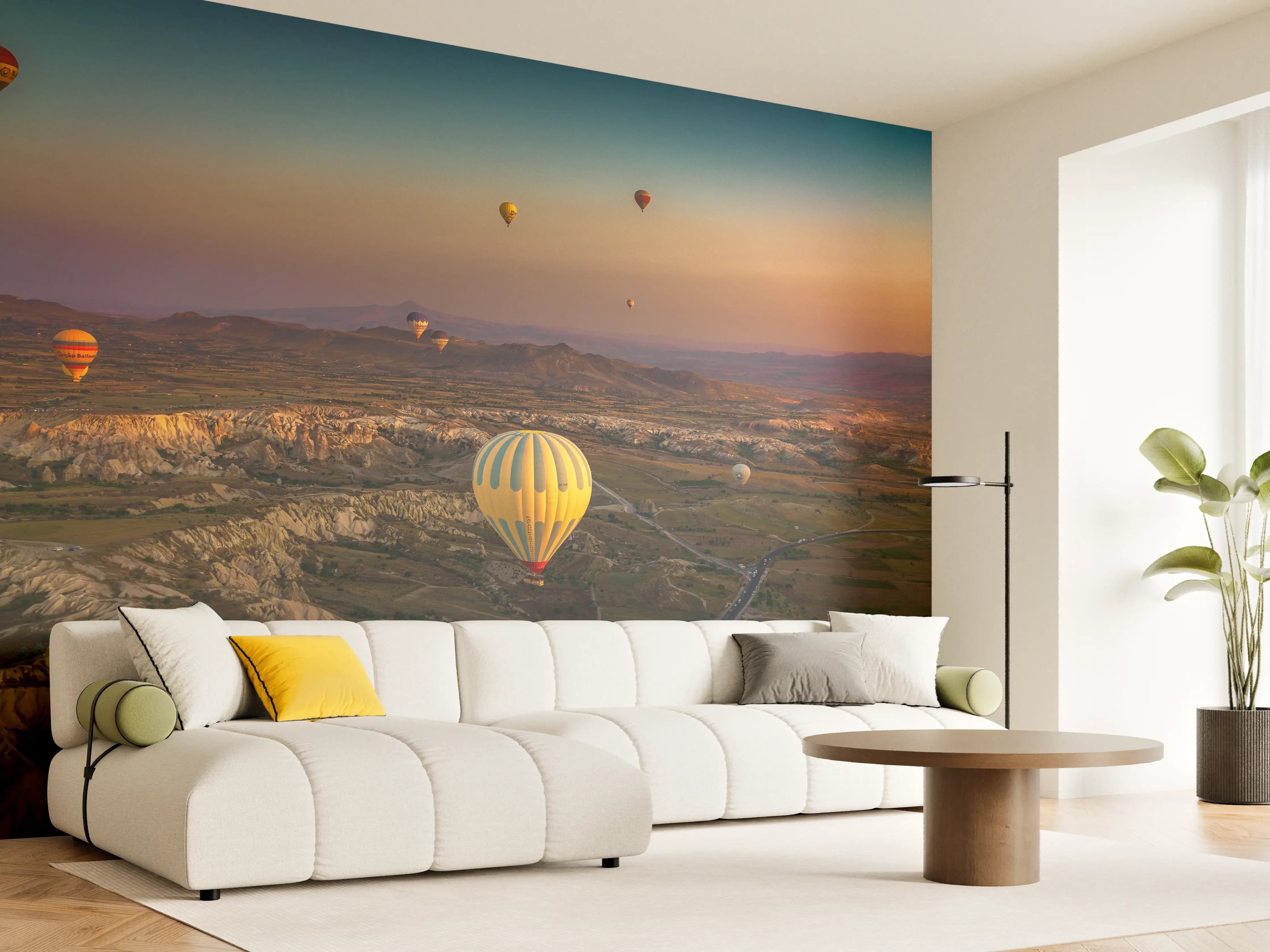 Wandverkleidung Wohnzimmer - Bunte Heißluftballons bei Sonnenuntergang über der Landschaft
