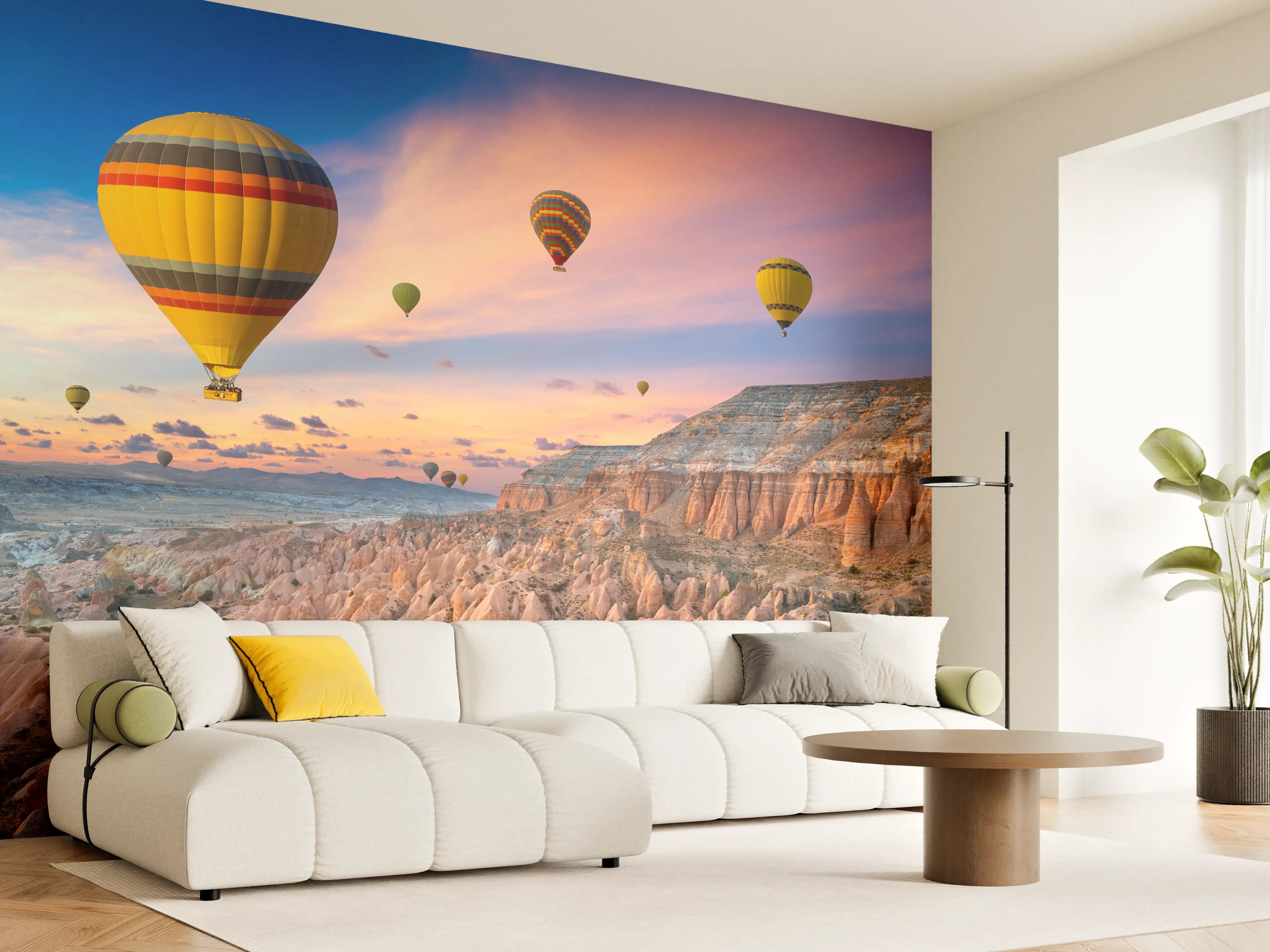 Wandverkleidung Wohnzimmer - Bunte Heißluftballons über atemberaubender Landschaft