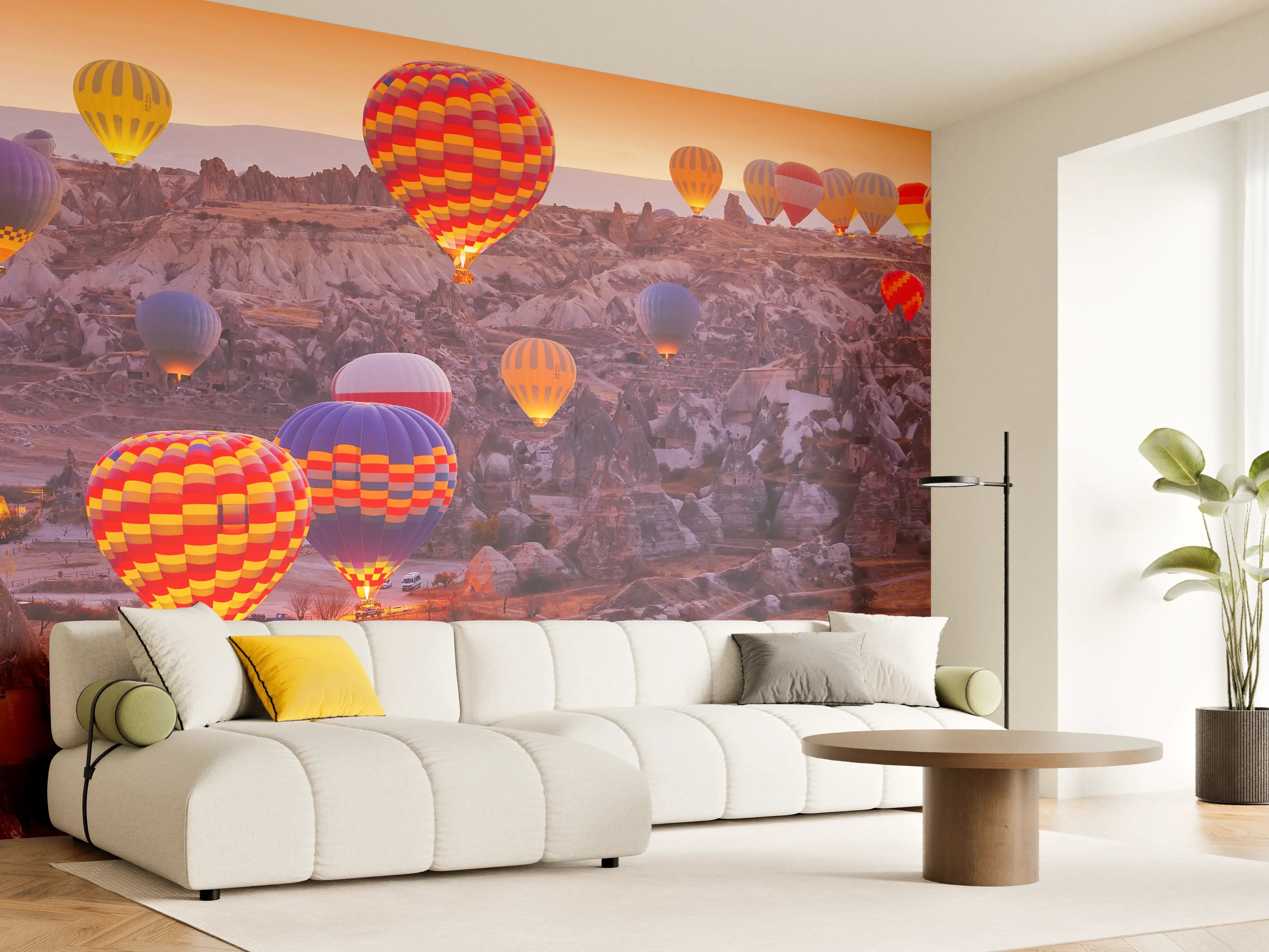 Wandverkleidung Wohnzimmer - Bunte Heißluftballons über der atemberaubenden Landschaft