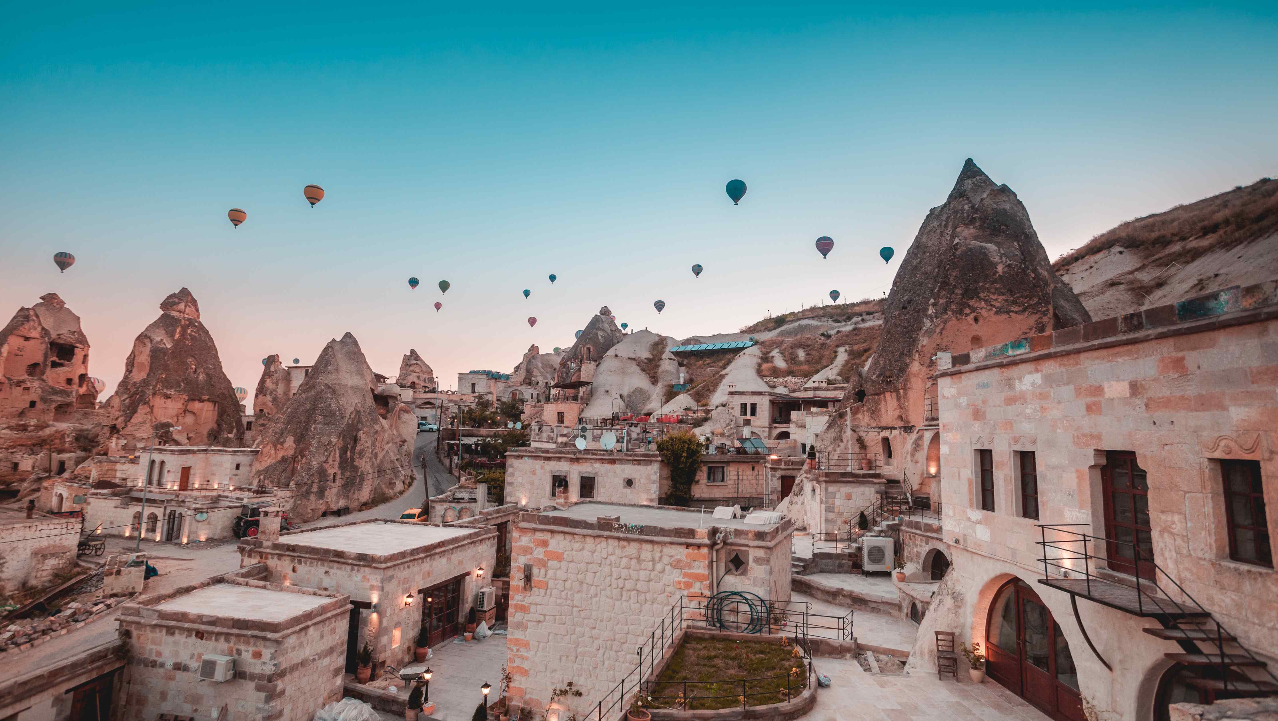 Wandverkleidung Wohnzimmer-Bunte Heißluftballons über historischer Stadt