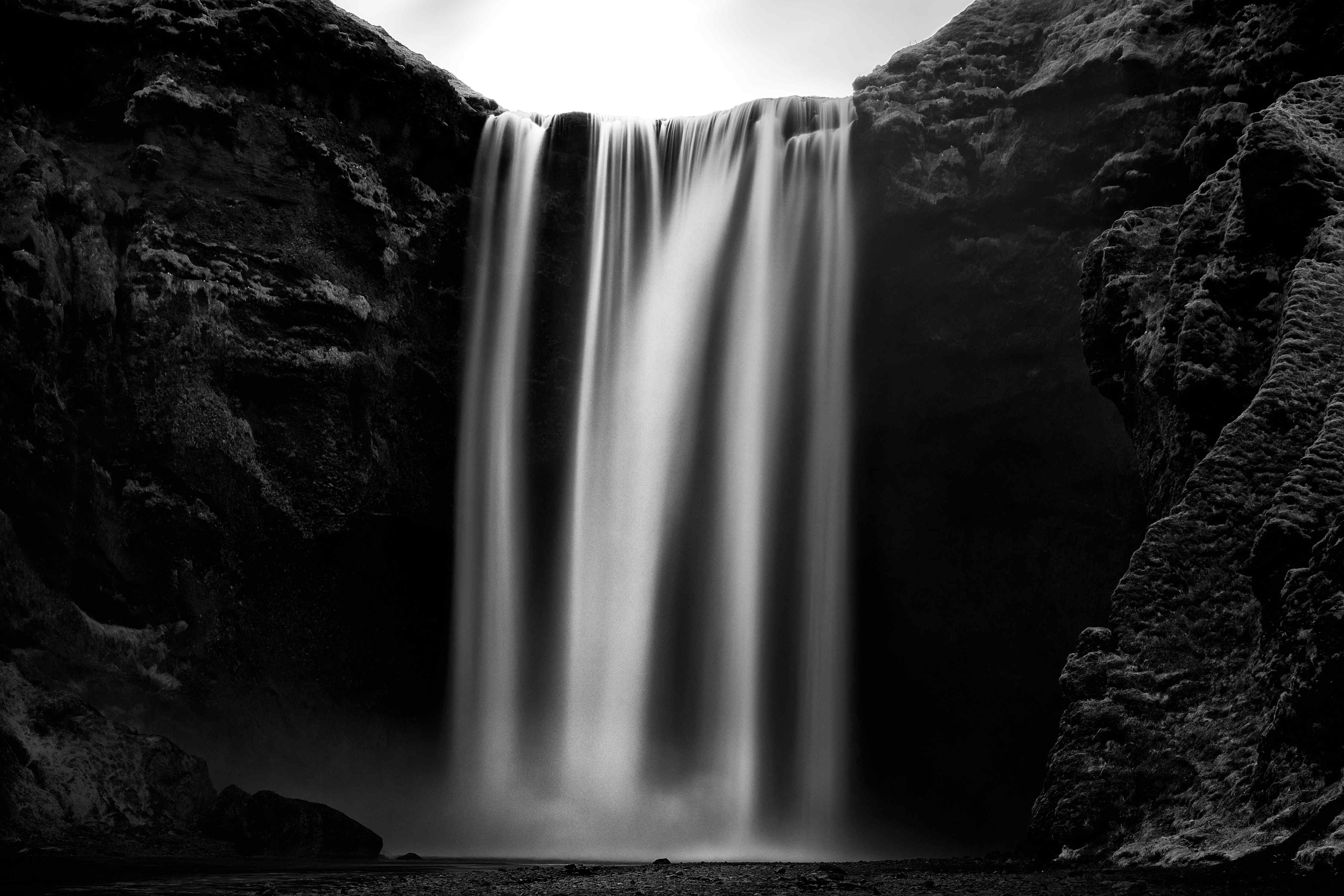 Wandverkleidung Wohnzimmer-Dramatischer Wasserfall in Schwarz-Weiß