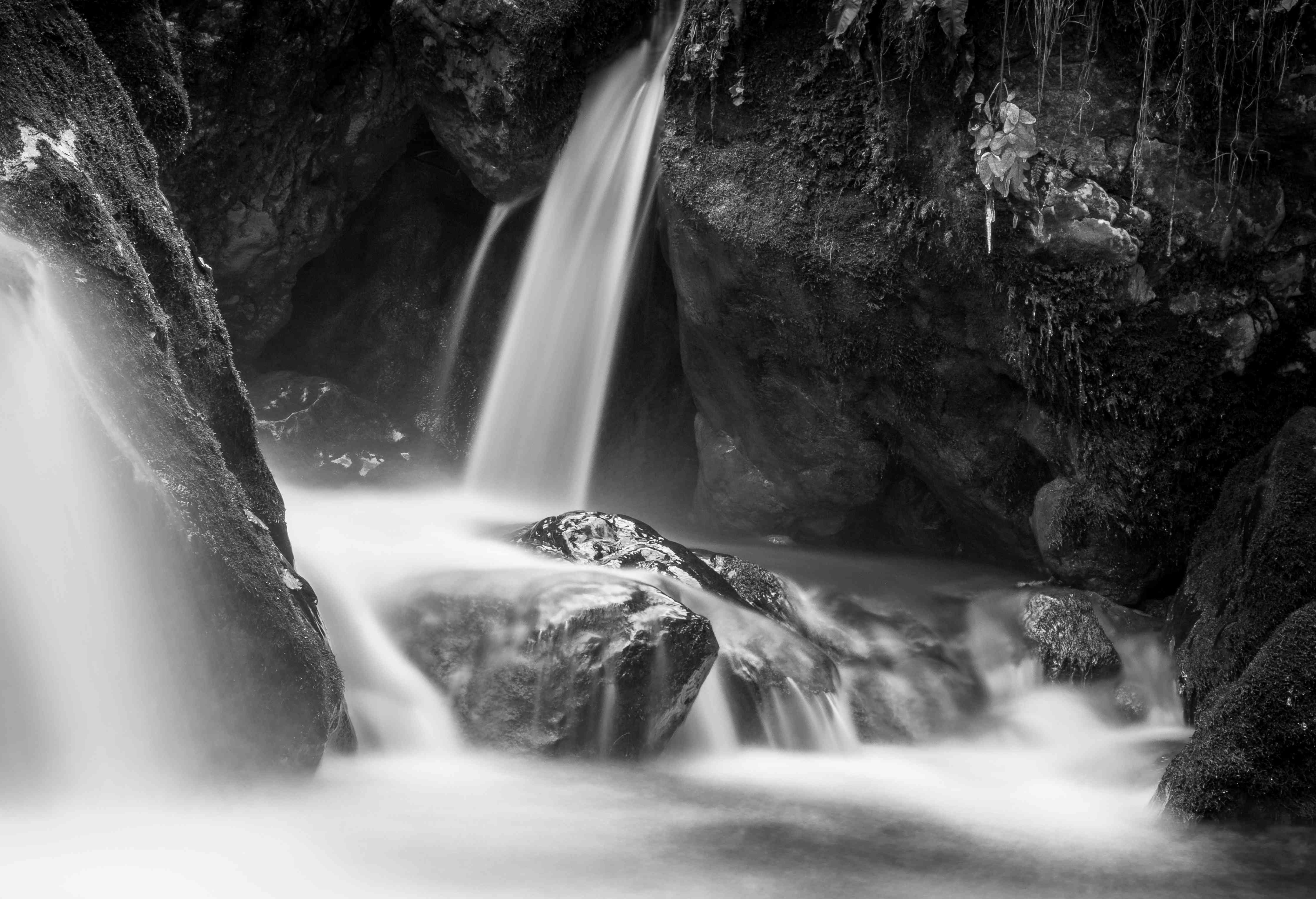 Wandverkleidung Wohnzimmer-Dramatischer Wasserfall in dunkler Naturkulisse