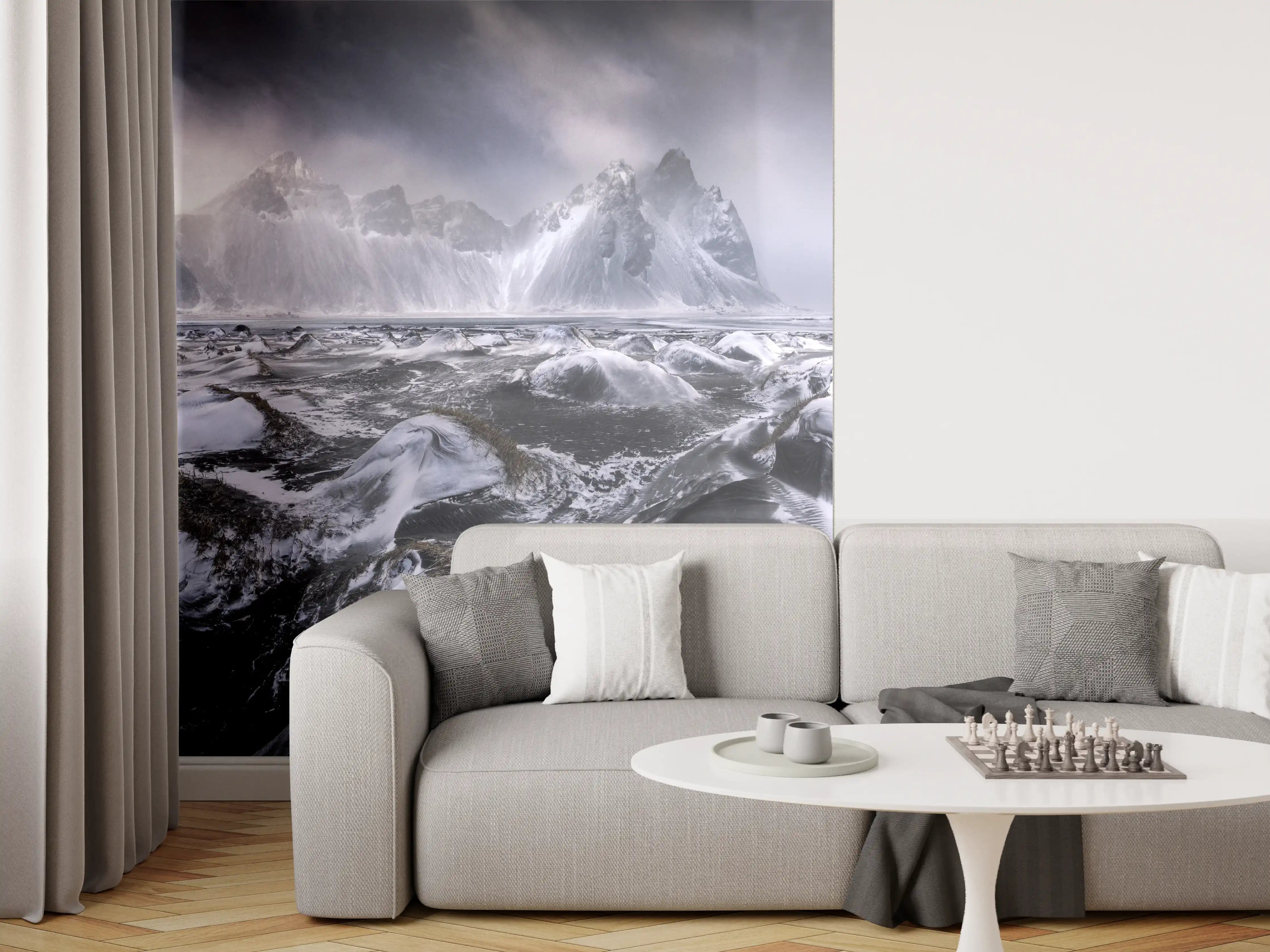 Wandverkleidung Wohnzimmer - Dramatisches Meeres- und Bergpanorama mit stürmischer Atmosphäre