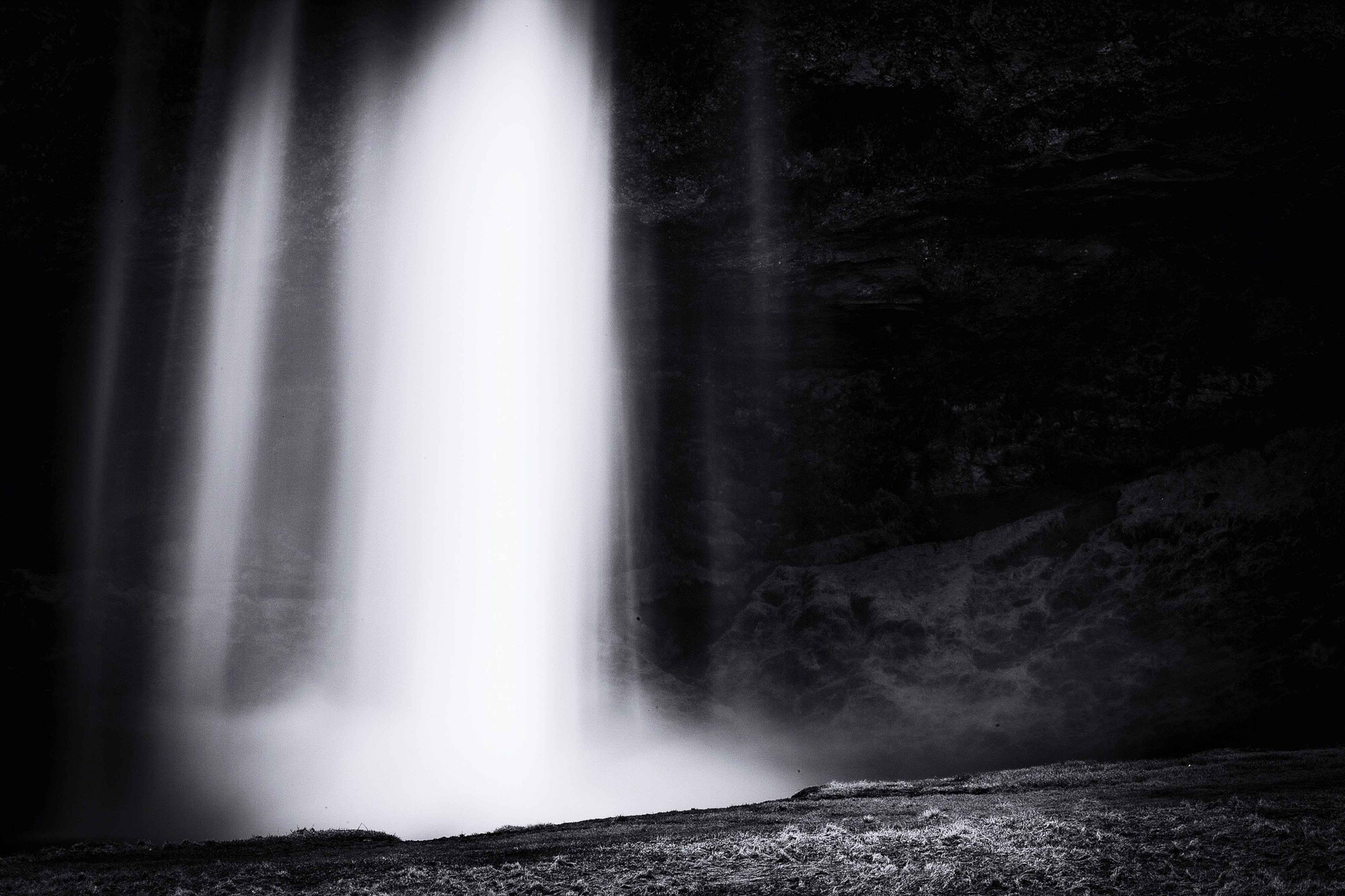 Wandverkleidung Wohnzimmer-Dunkler Wasserfall in der Nacht