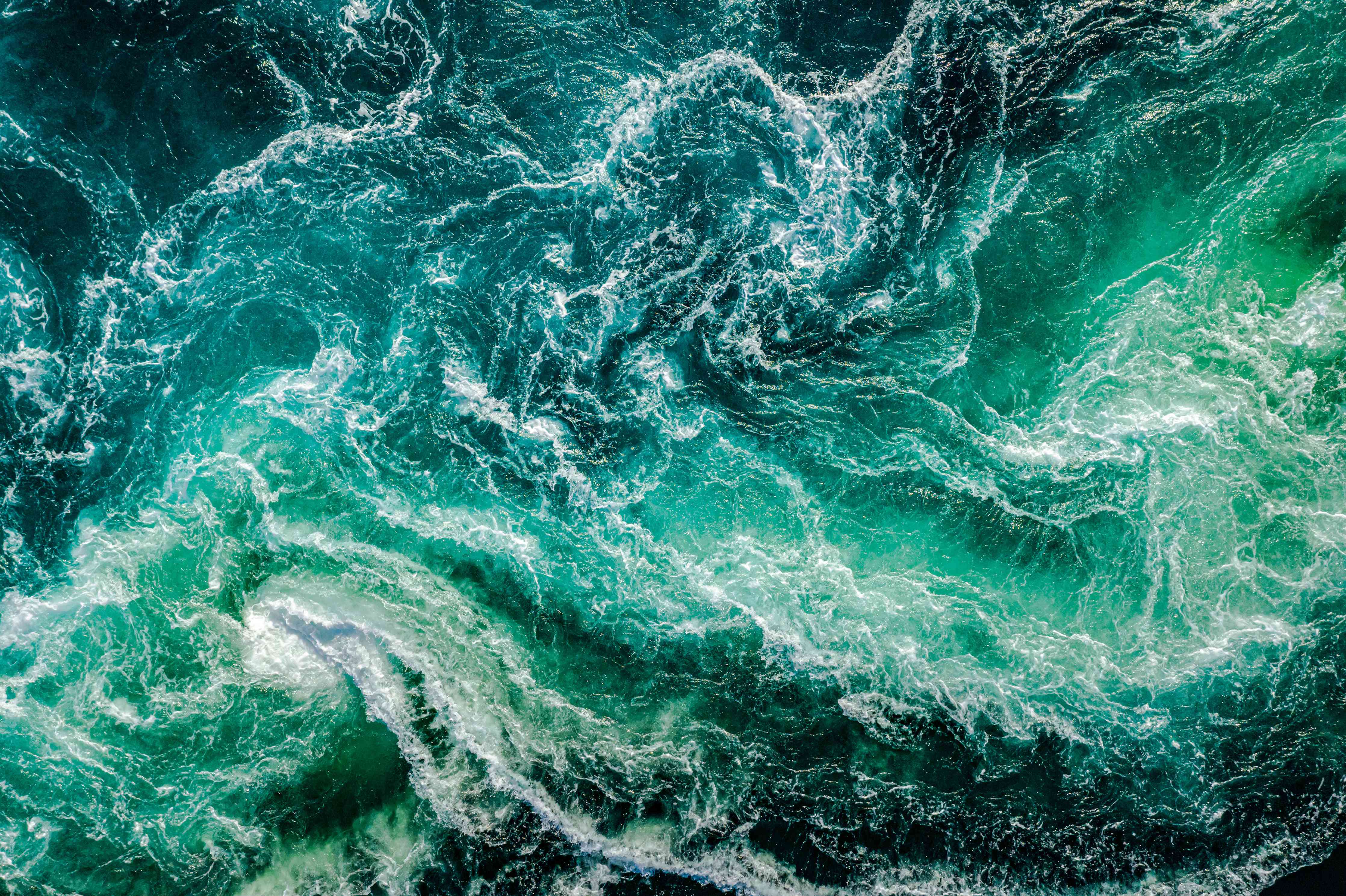 Wandverkleidung Wohnzimmer-Dynamische Wasserwellen in Blau und Grün