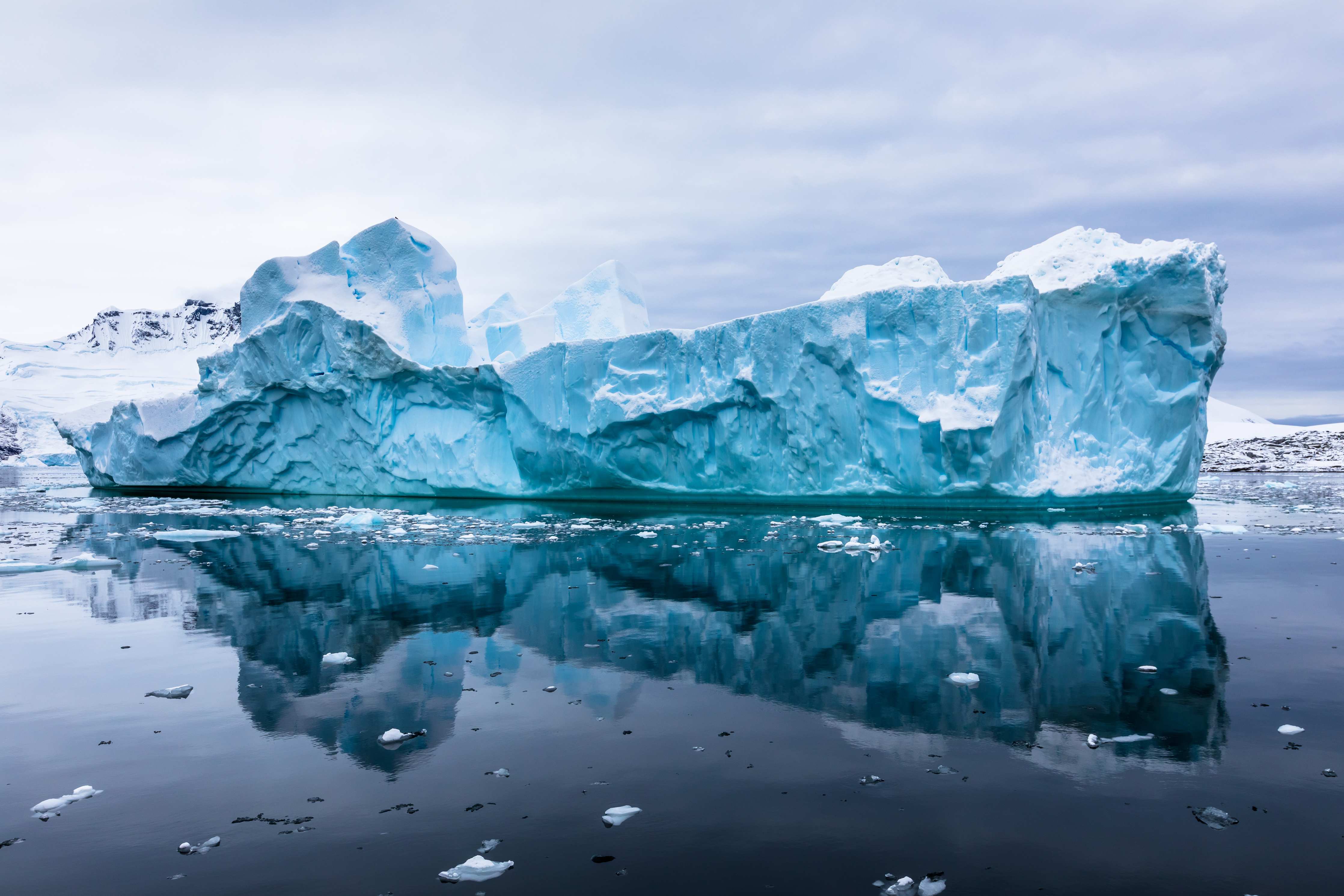 Wandverkleidung Wohnzimmer-Eisberg und seine Spiegelung im Wasser
