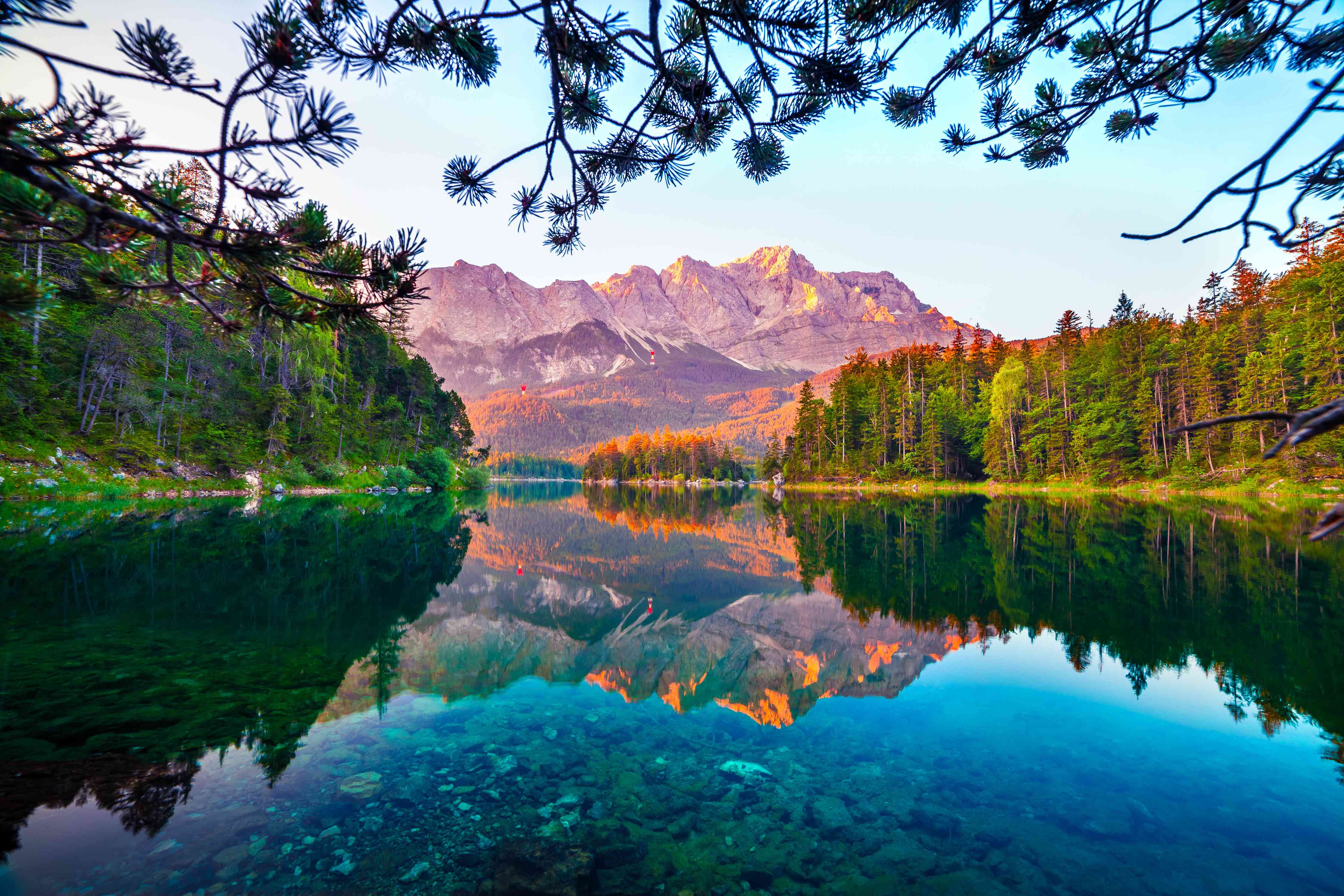 Wandverkleidung Wohnzimmer-Faszinierende Berglandschaft am See